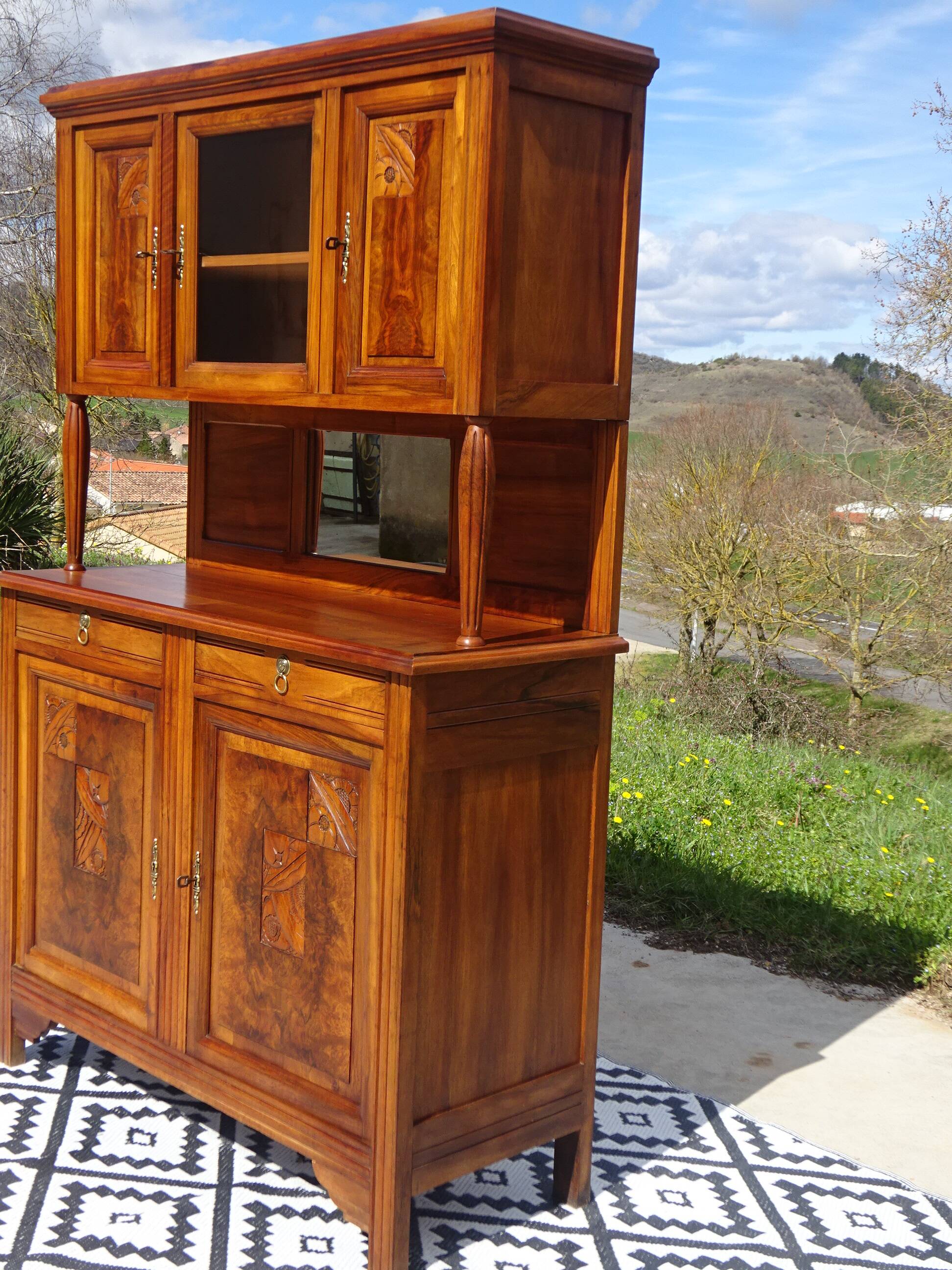 Vaisselier Art déco en noyer et ronce de noyer