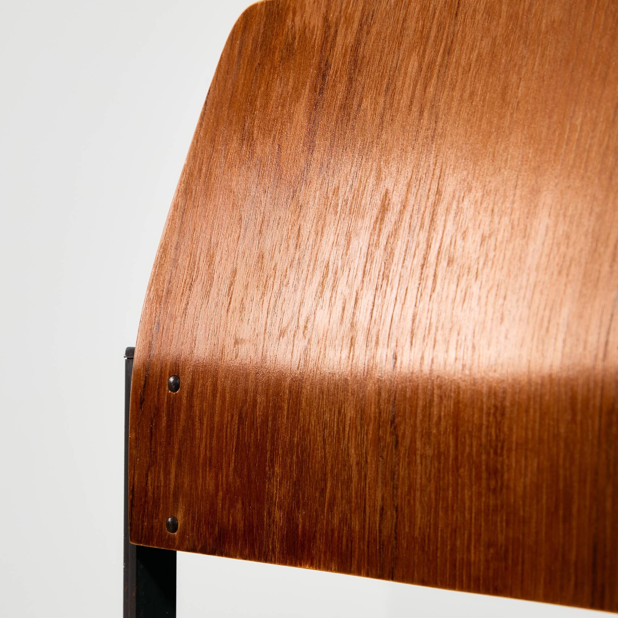 Chaise en teck sur base en métal