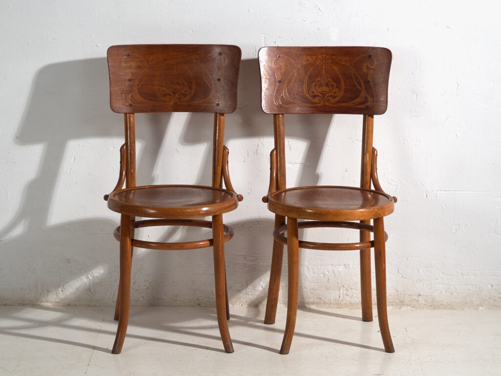 Set of 4 Viennese café chairs in curved wood with decorated backrest – Central Europe, circa 1900