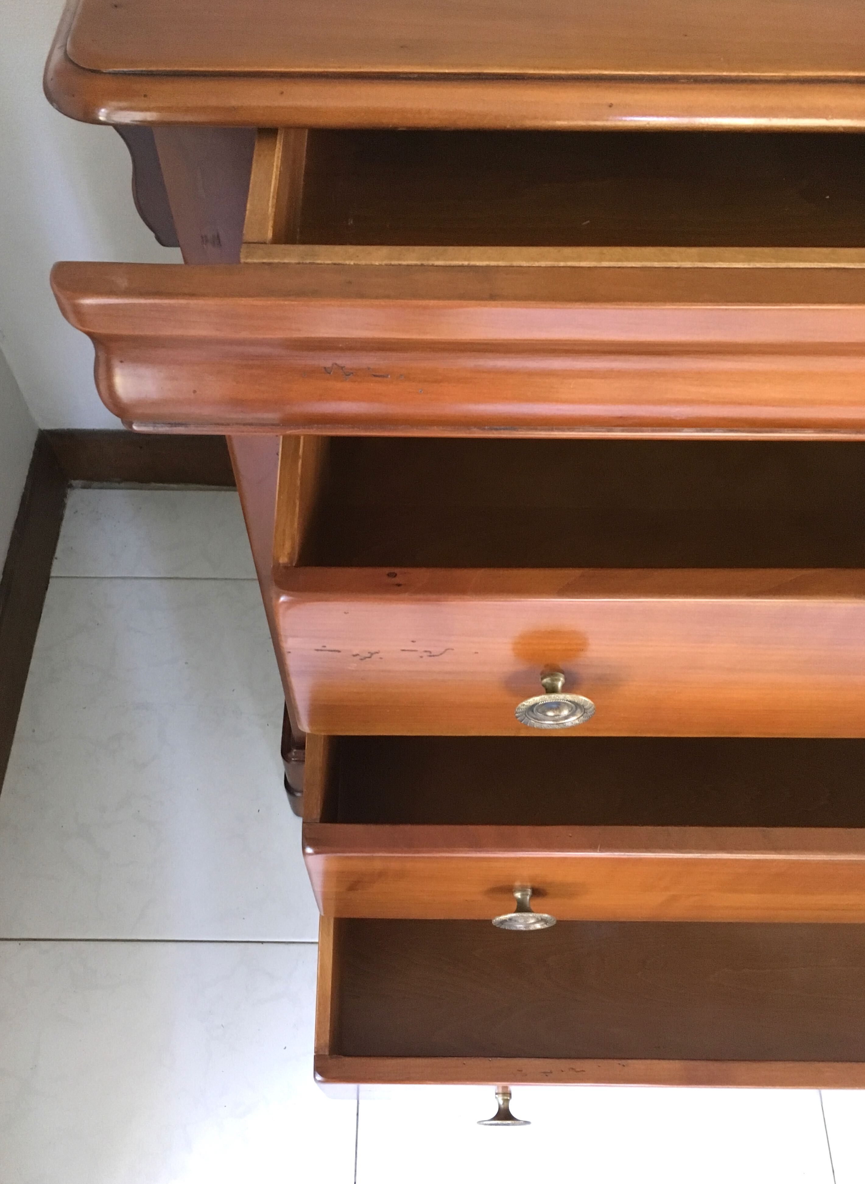 Cherry chest of drawers 4 drawers