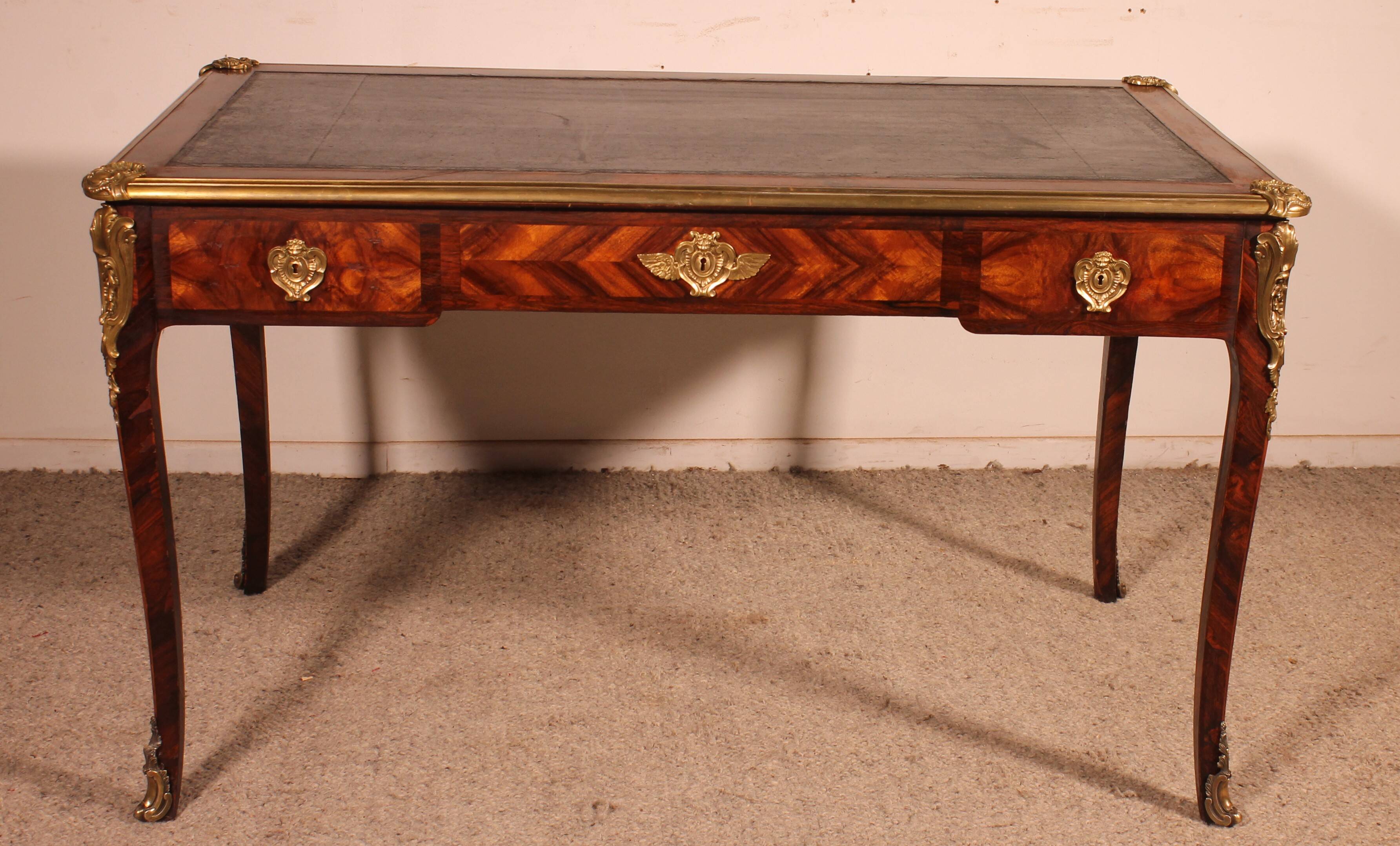 Bureau de style Louis XV en marqueterie - 19° siècle