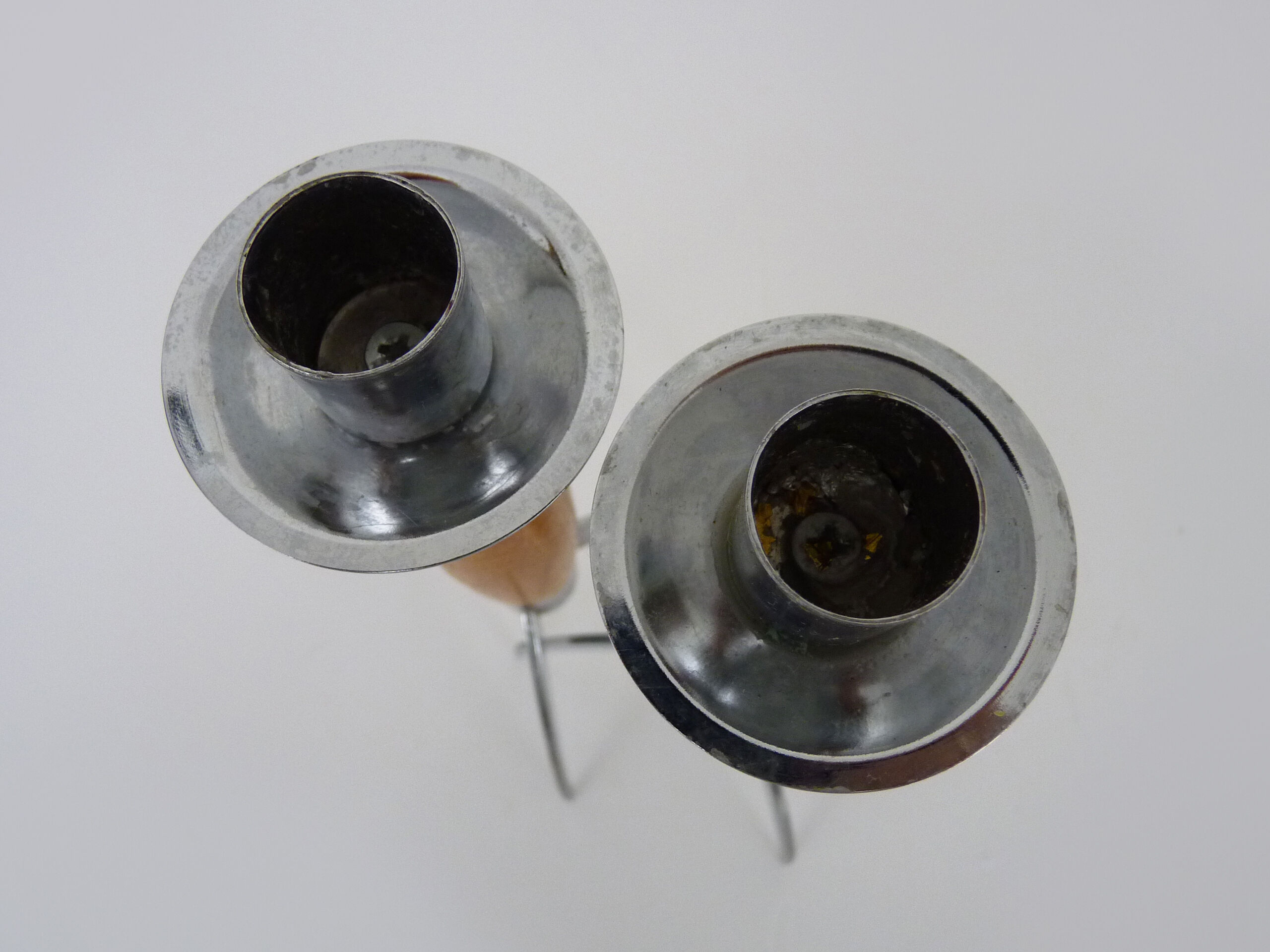 Paire d'anciens bougeoirs fusée design post moderniste en bois et inox. année 70 80