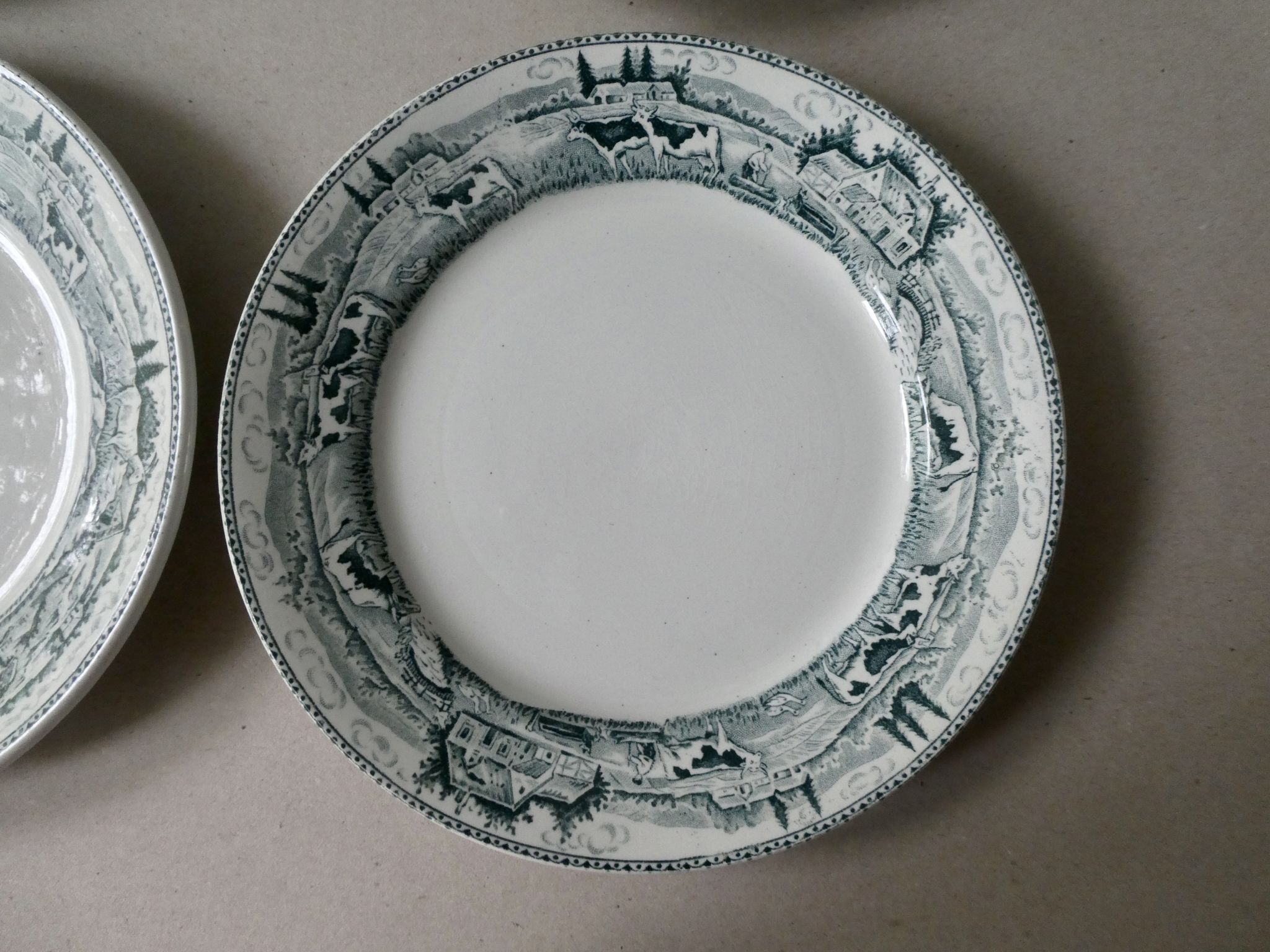 6 assiettes plates Saint Amand, décor la laitière