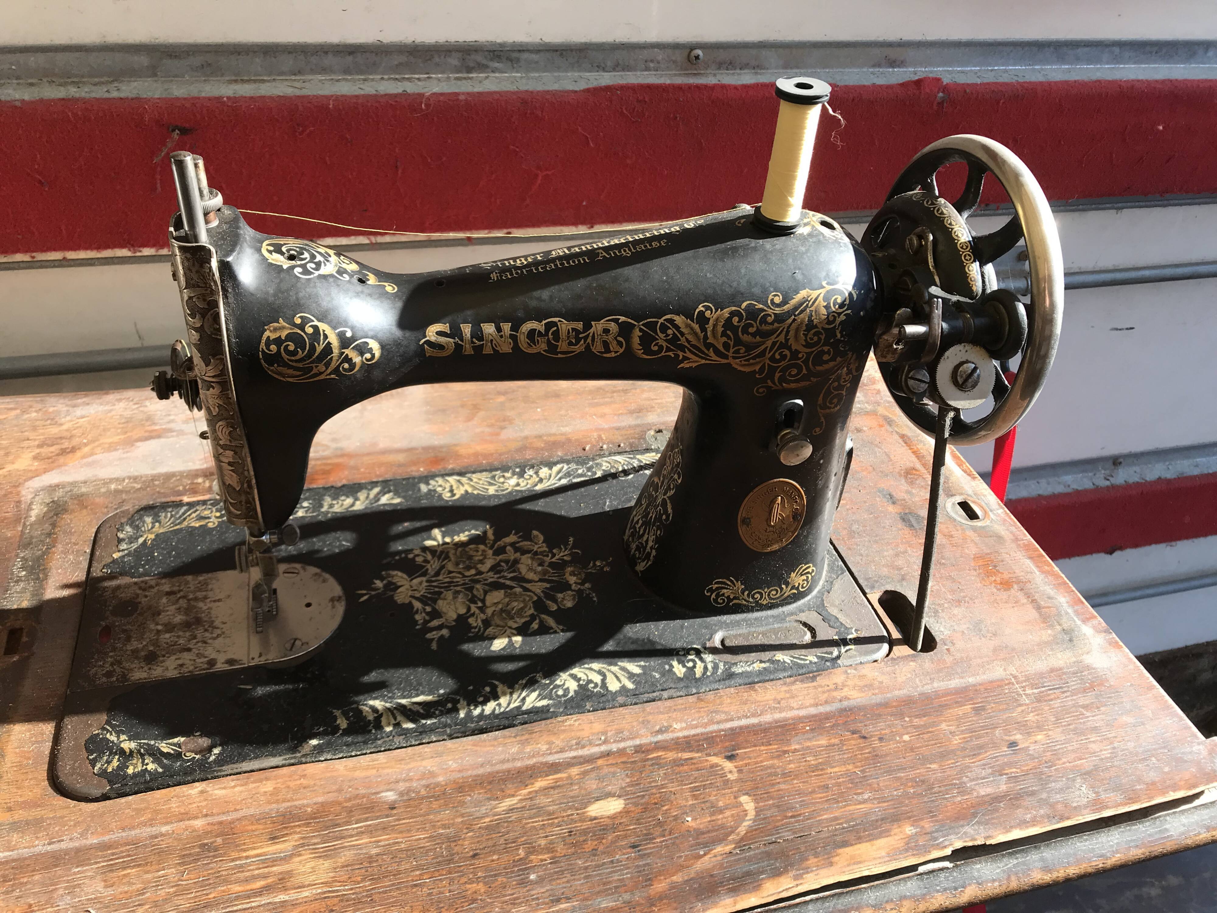 Sewing machine singer