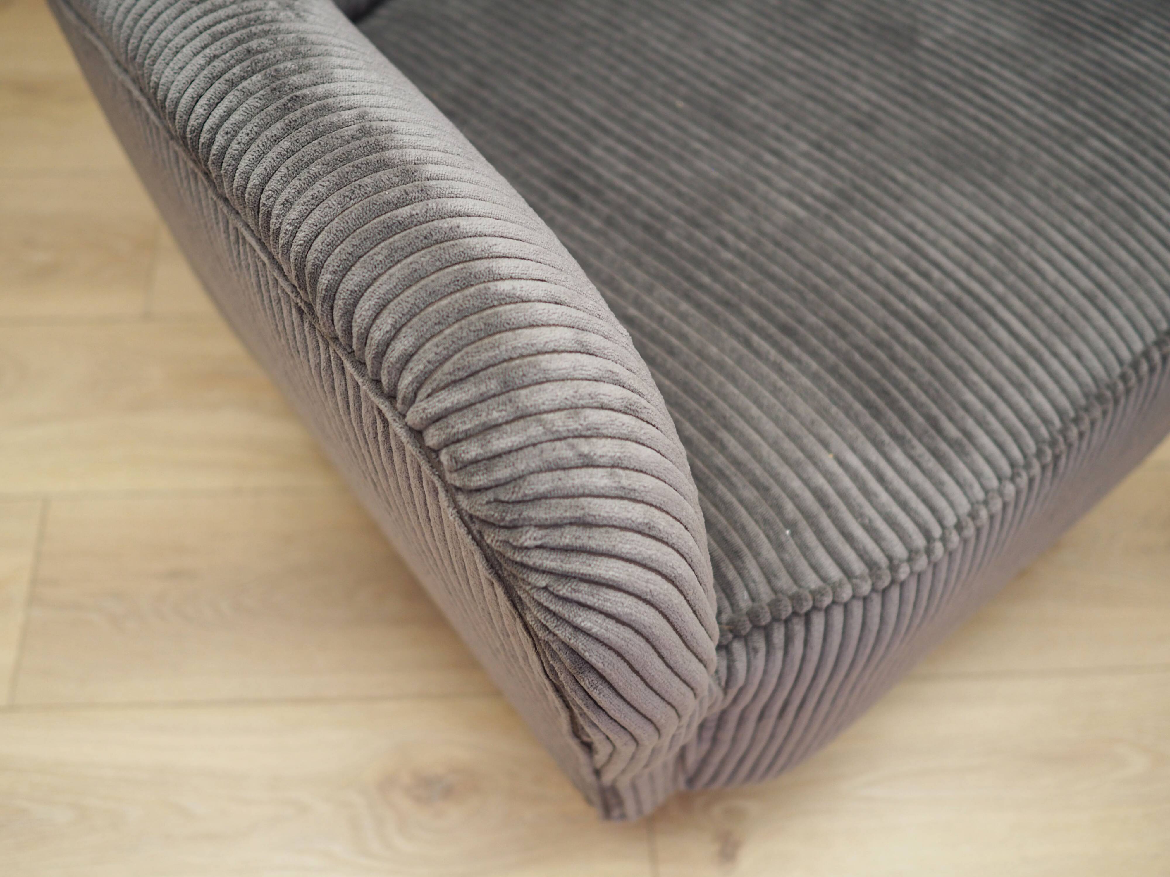Fauteuil gris, design scandinave, production : Danemark