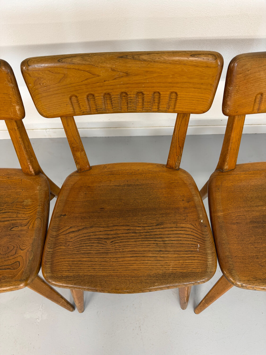 Set of 4 vintage solid oak chairs, 1960s design with sculpted backrest.
