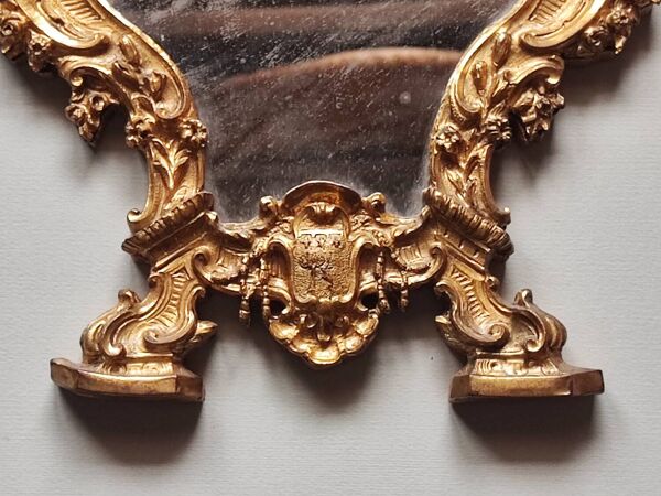 Petit miroir suspendu en métal doré