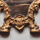 Petit miroir suspendu en métal doré