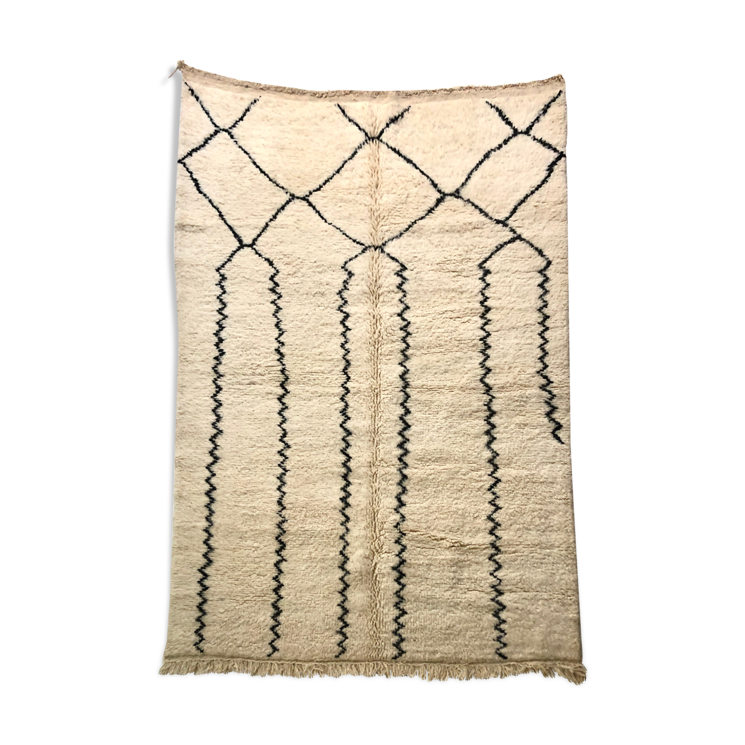 Berber carpet Beni Ouarain with black graphic patterns 2,43 x 1.65 m