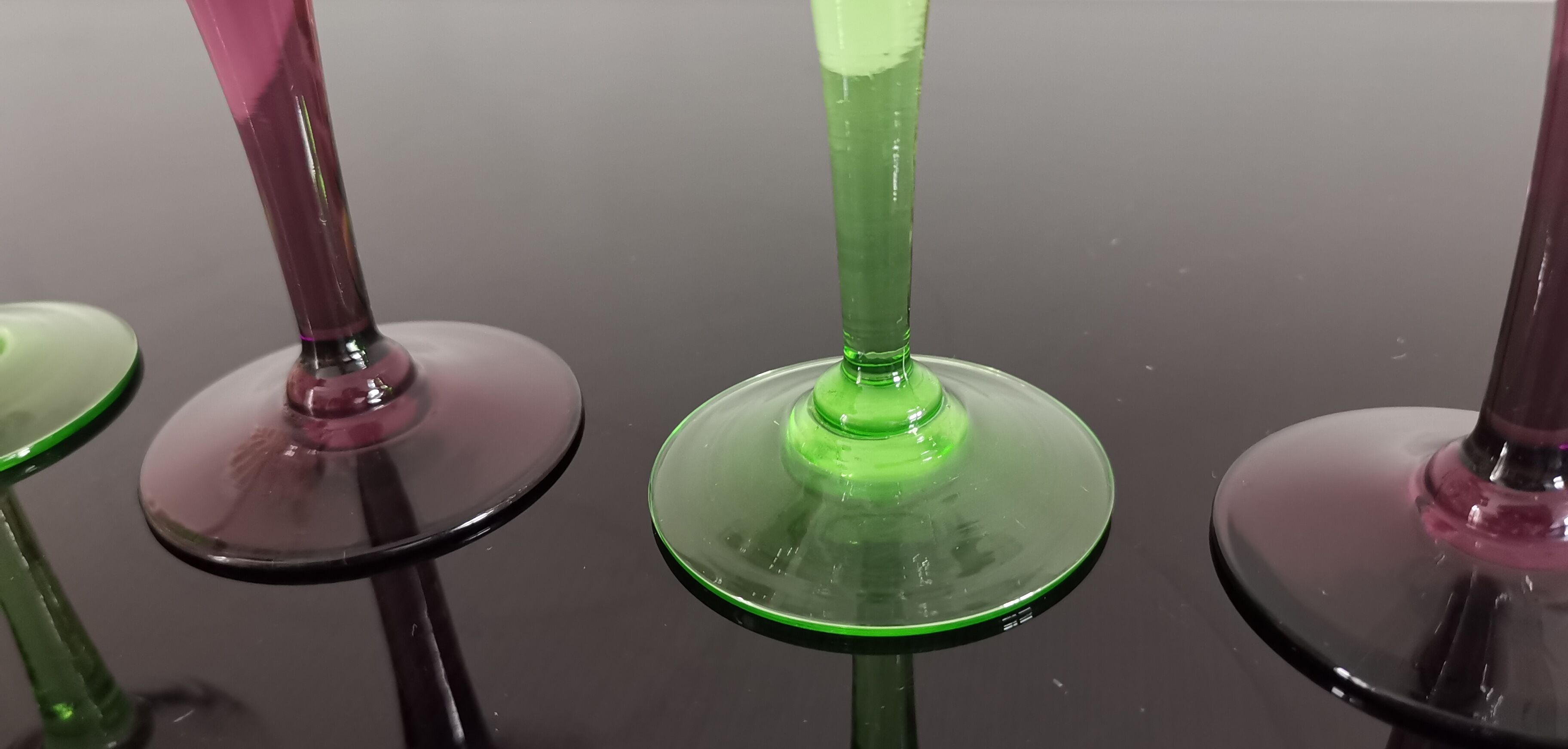 6 anciens verres à liqueur en cristal sur pieds de couleurs  des années 20/30