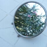 Round magnifying barber mirror to place or hang