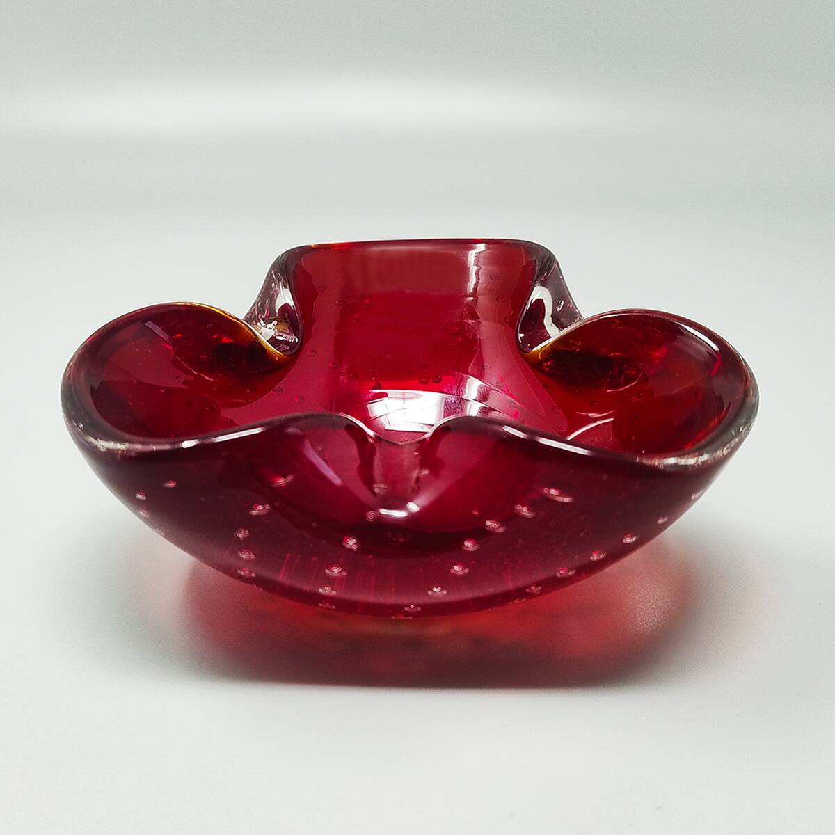 Cendrier ou vide-poches magnifique des années 1960 par Flavio Poli pour Seguso. Fabriqué en Italie.