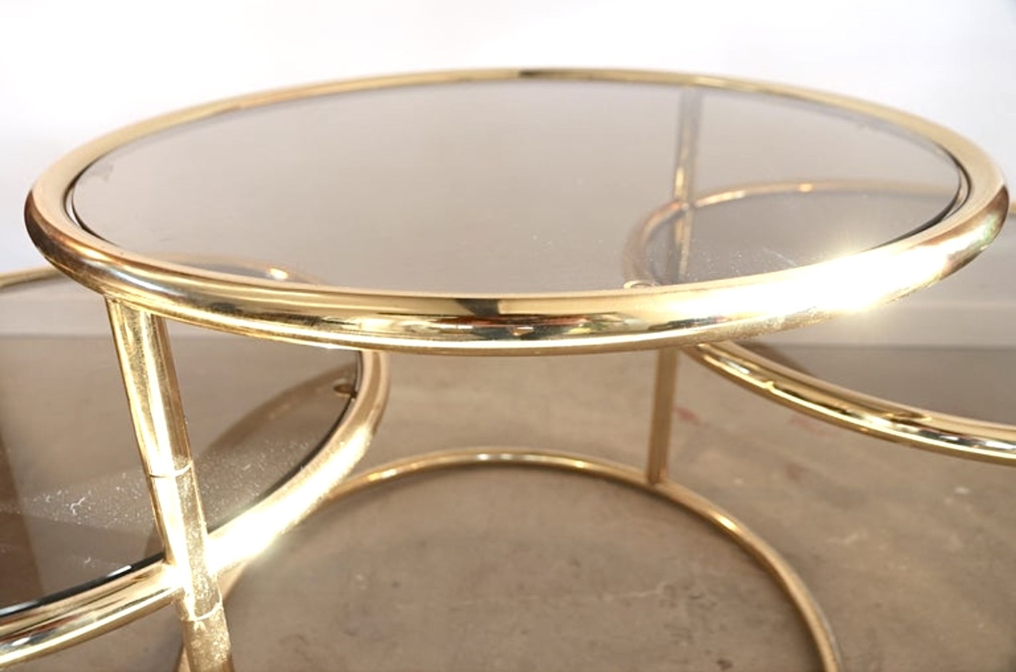 Table d’appoint tournante à 3 niveaux plaquée or