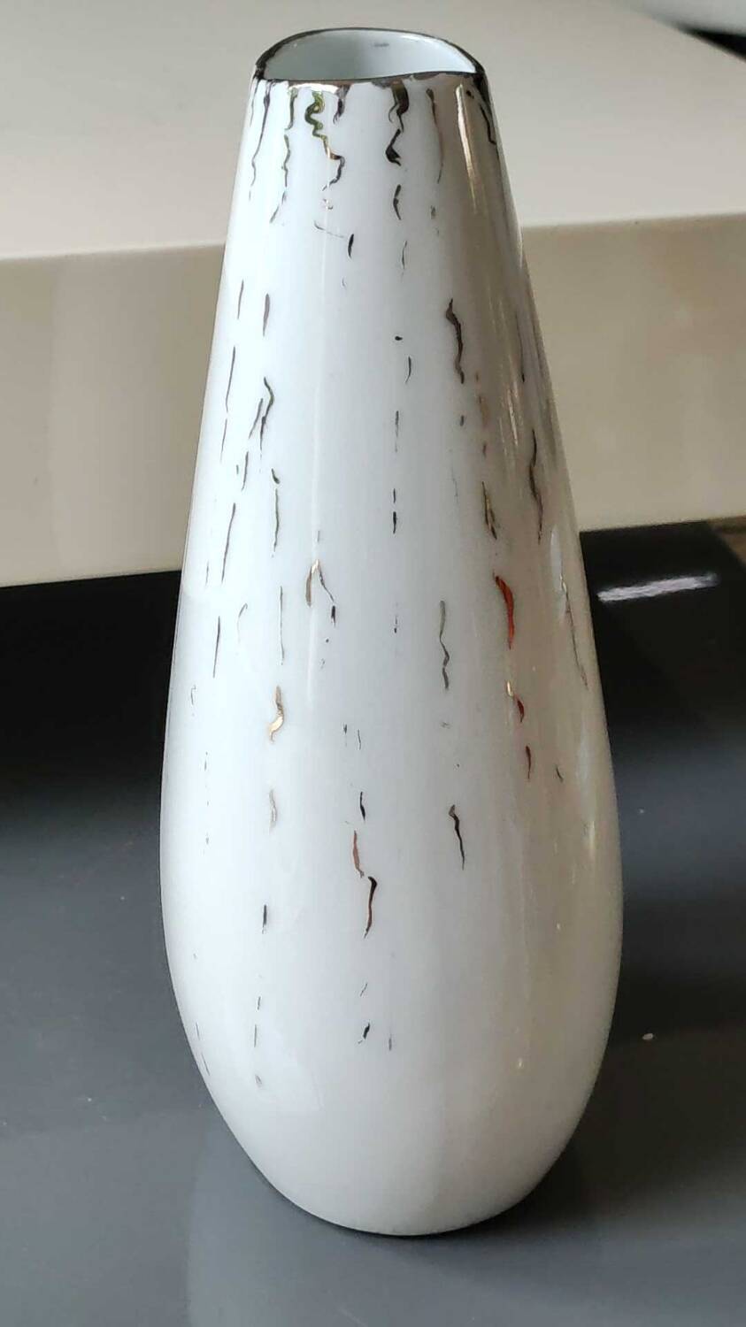 Design Vase Signed Hérold Porzellan Bavaria. In fine white porcelain/Silver filament decoration. High 22 cm