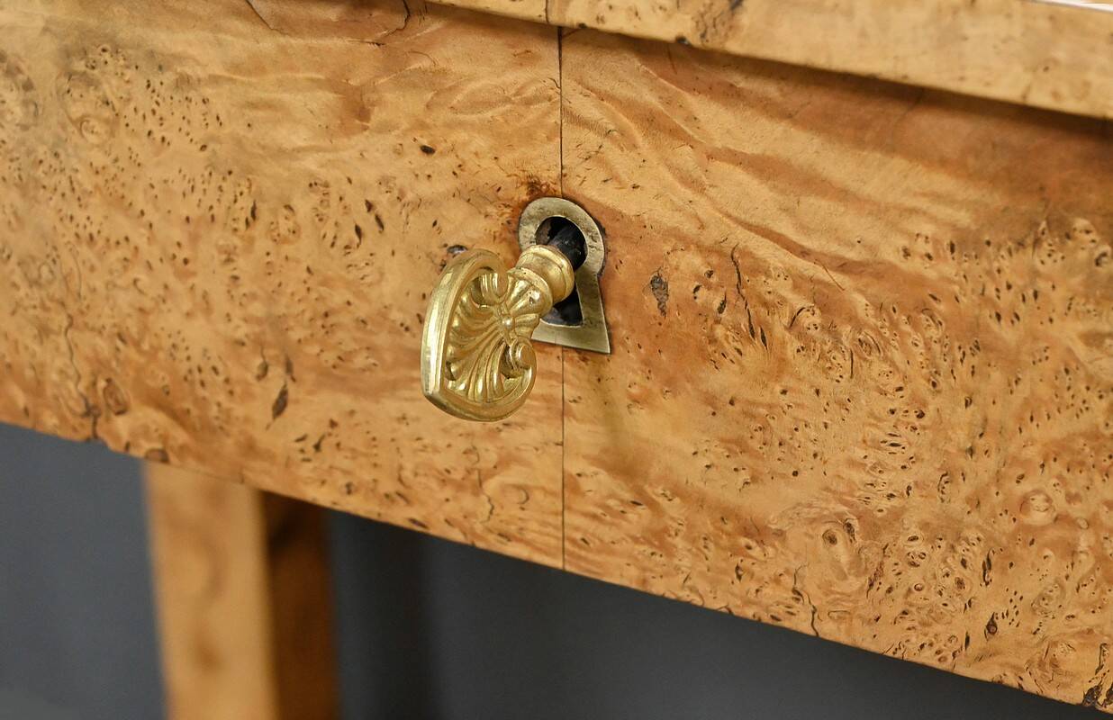 Dressing table in elm burl veneer, Empire period – Early 19th century