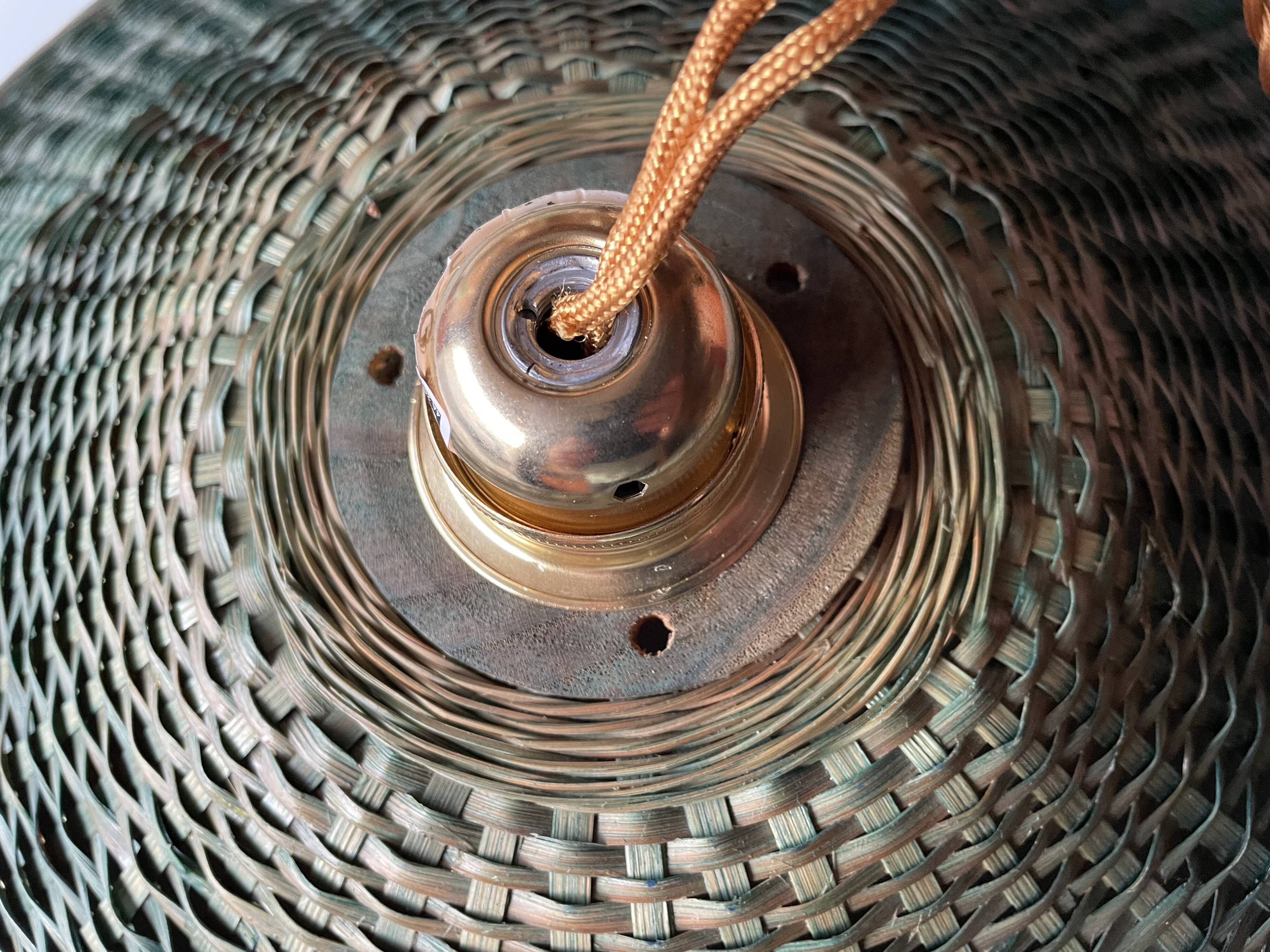 Suspension in green braided rattan