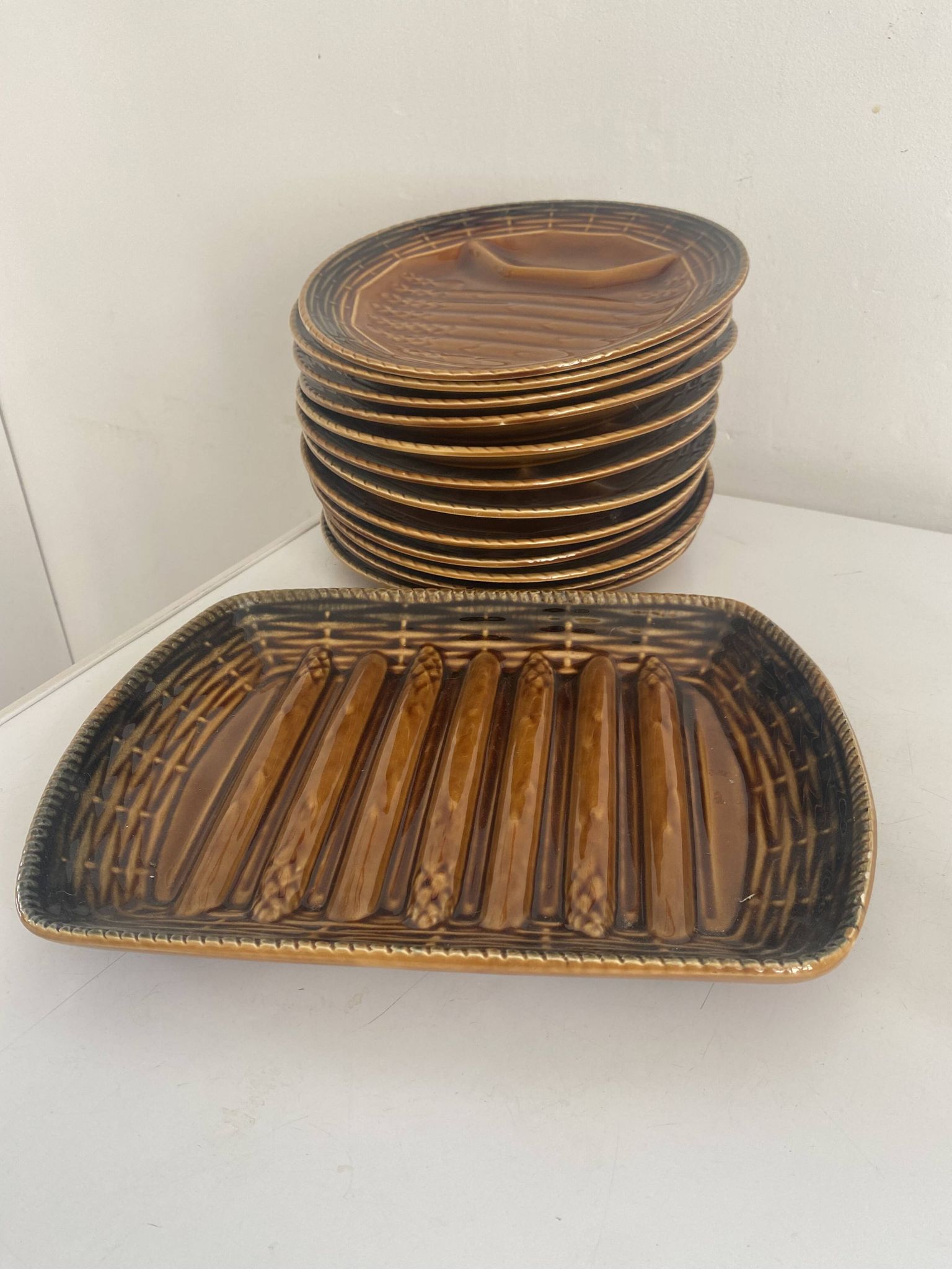 Asparagus service Sarreguemines 1 dish and 12 plates in barbotine.
