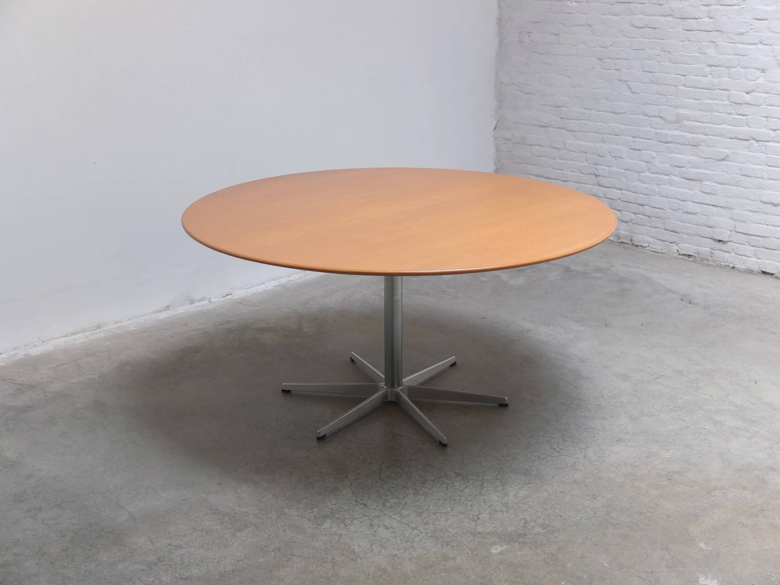 Large 'circular' oak dining table by Arne Jacobsen for Fritz Hansen, 1966