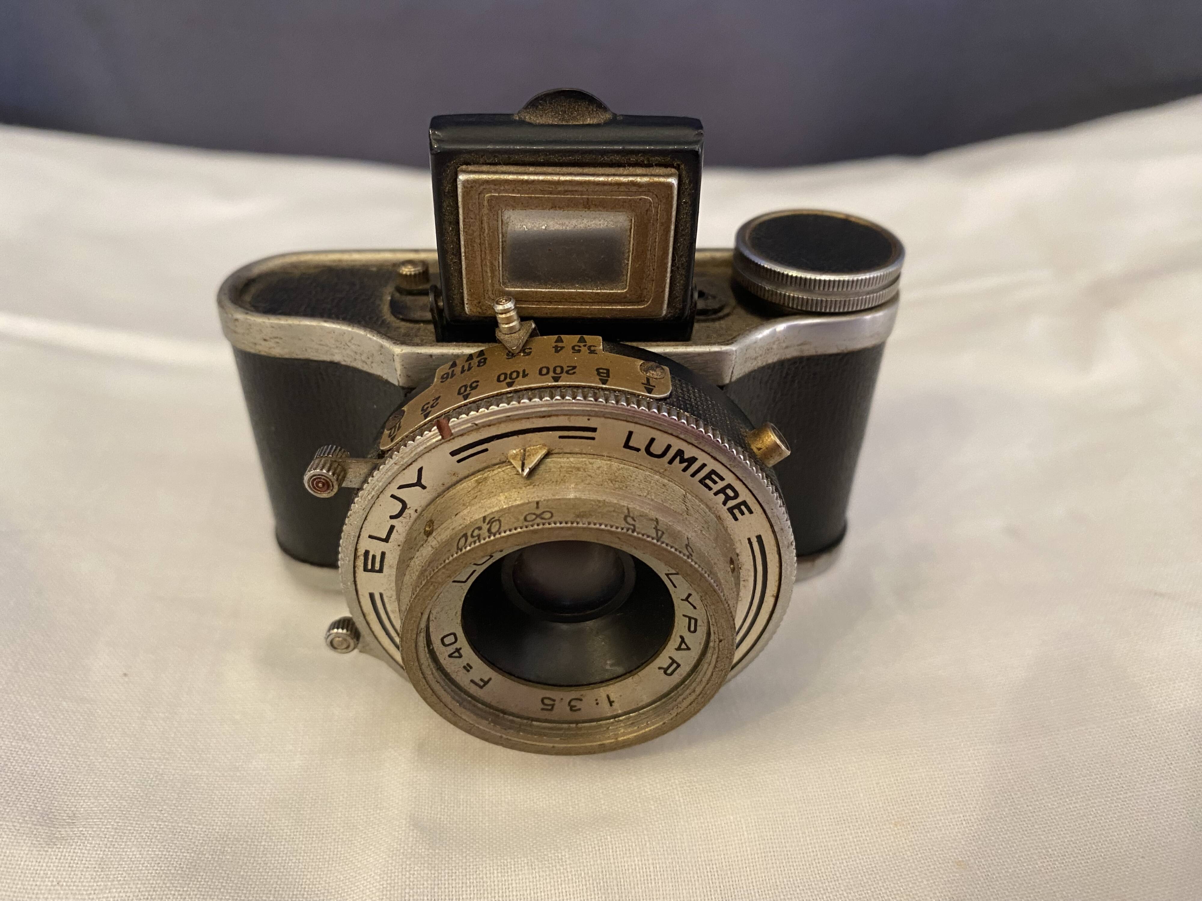 ancien appareil photo SCOUTBOX LUMIERE avec son etui
