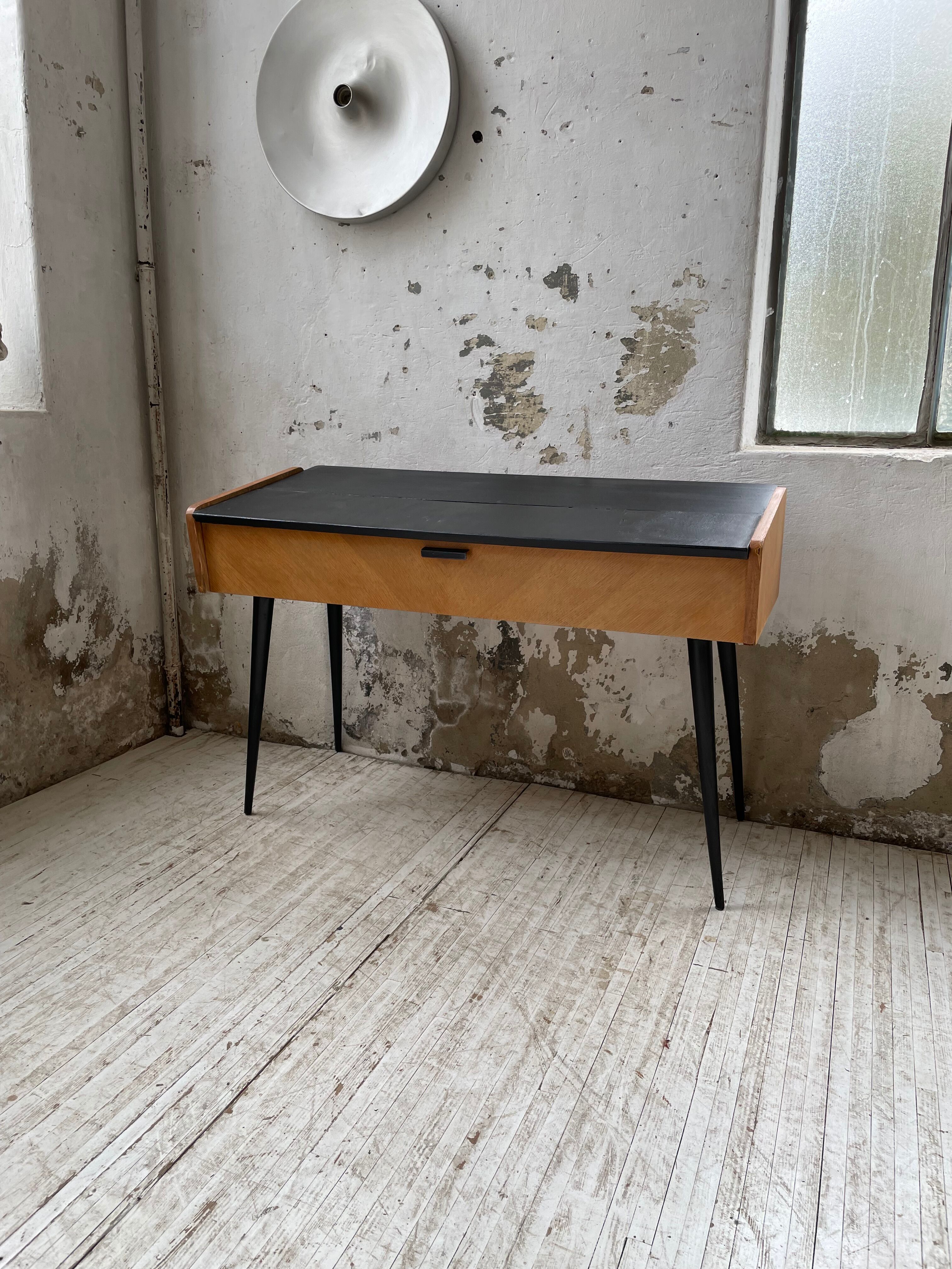 Console desktop feet compass 60s