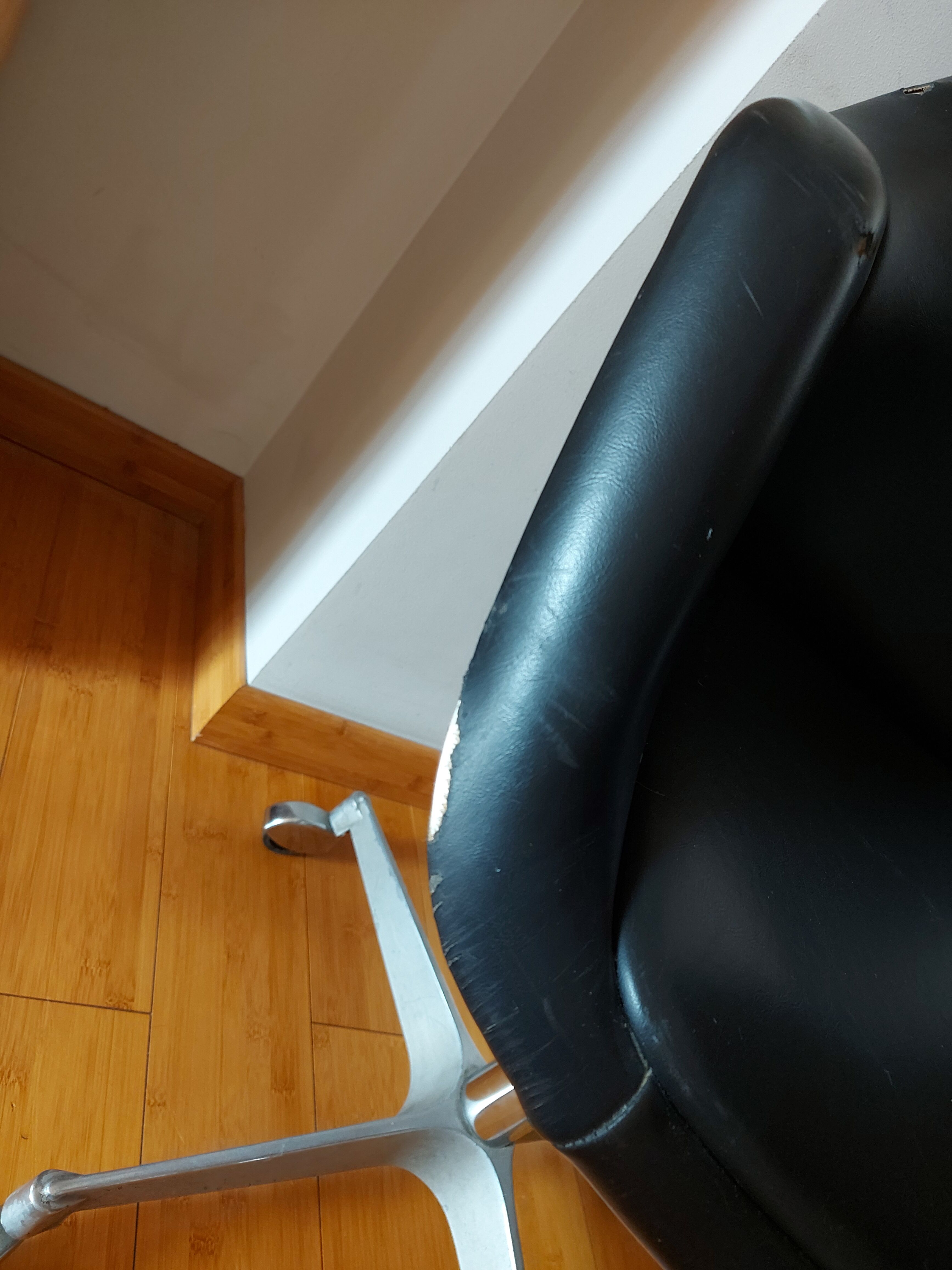 Strafor swivel-hulled office chair