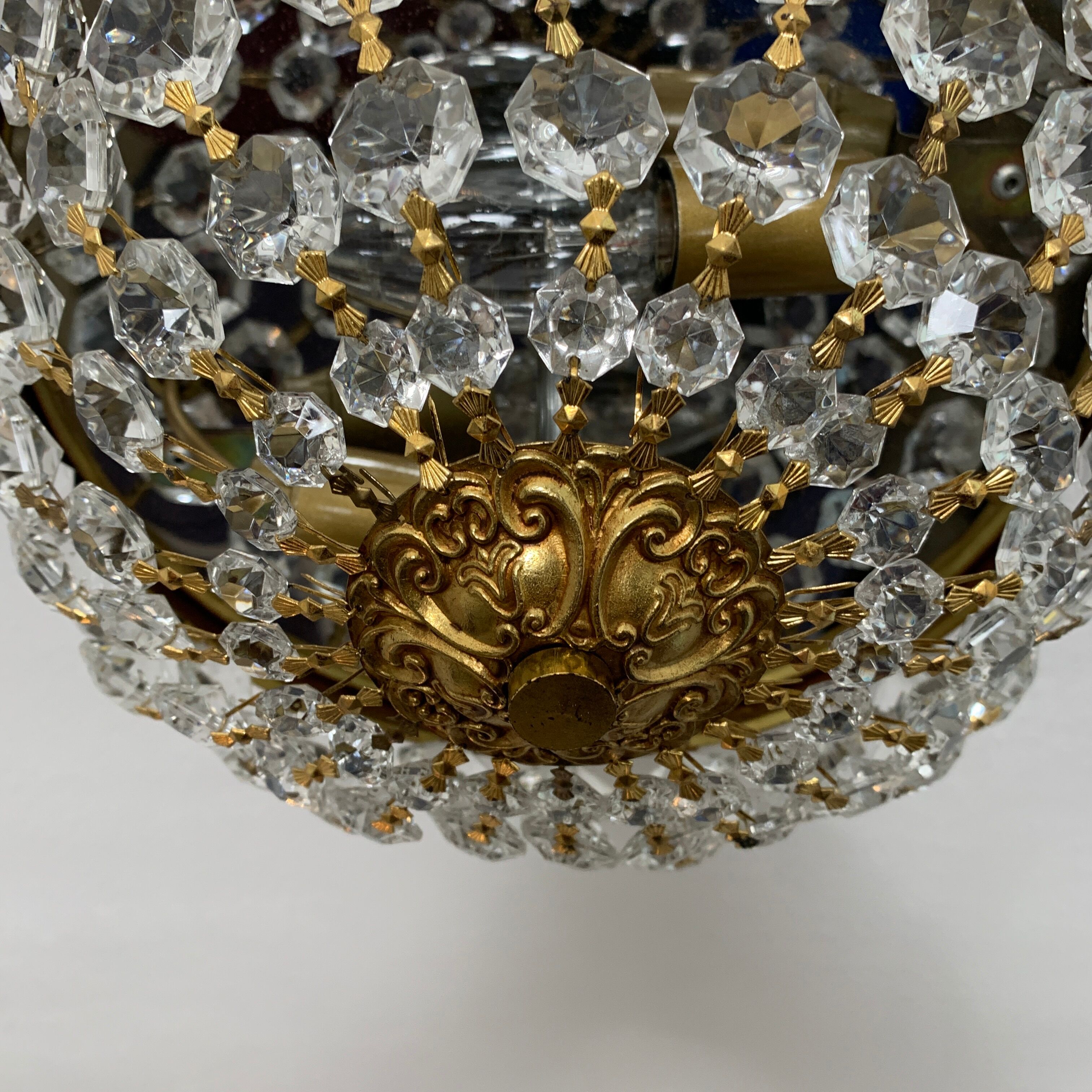 Ceiling lamp basket with faceted tassels