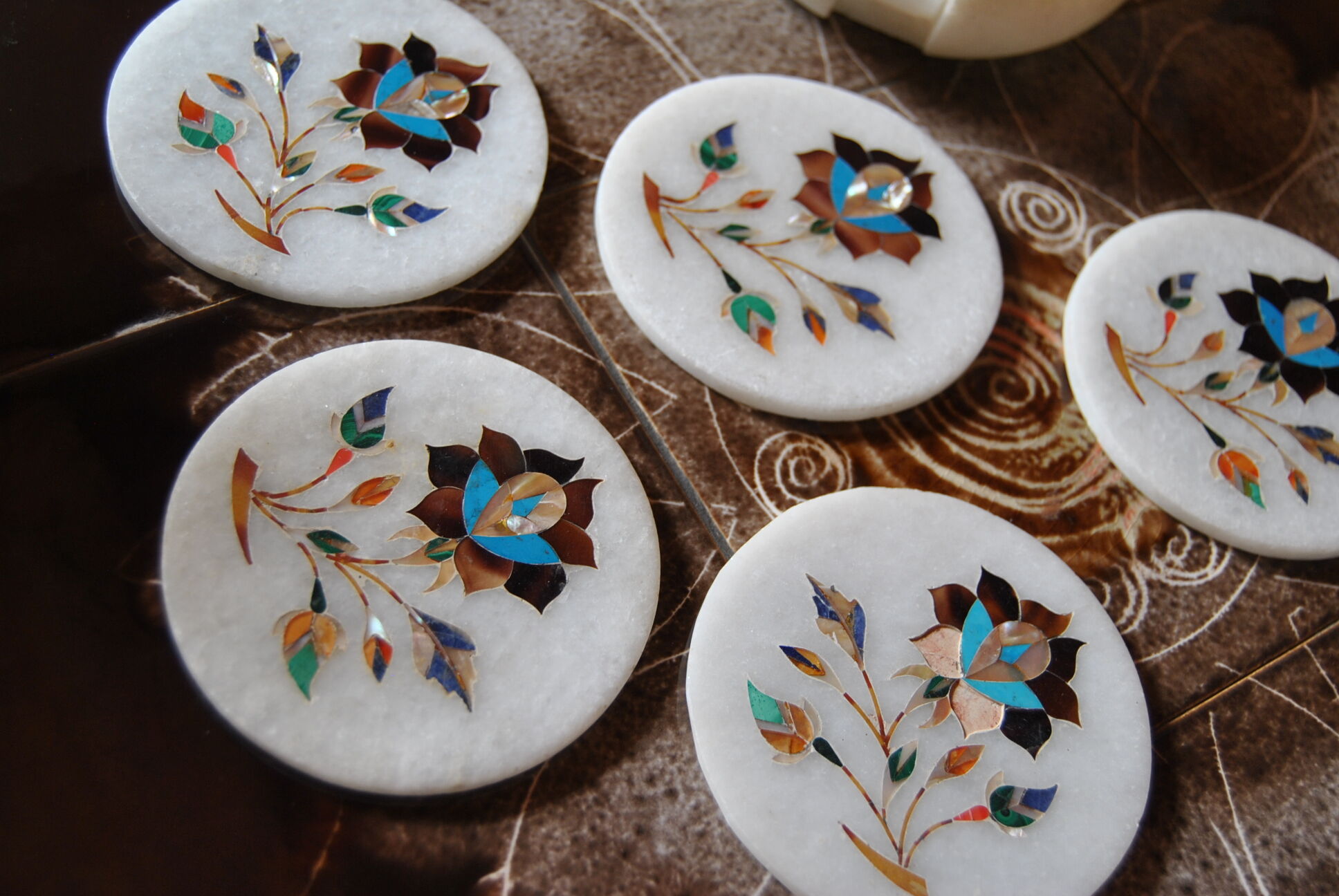 Set of 5 marble and inlaid stone coasters - Artisanal