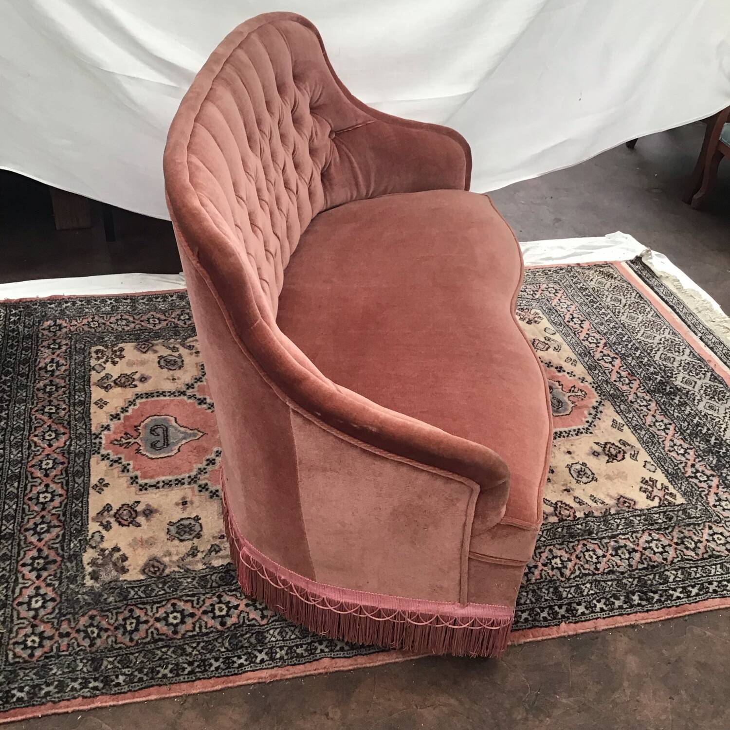 Pale pink tufted back toad sofa