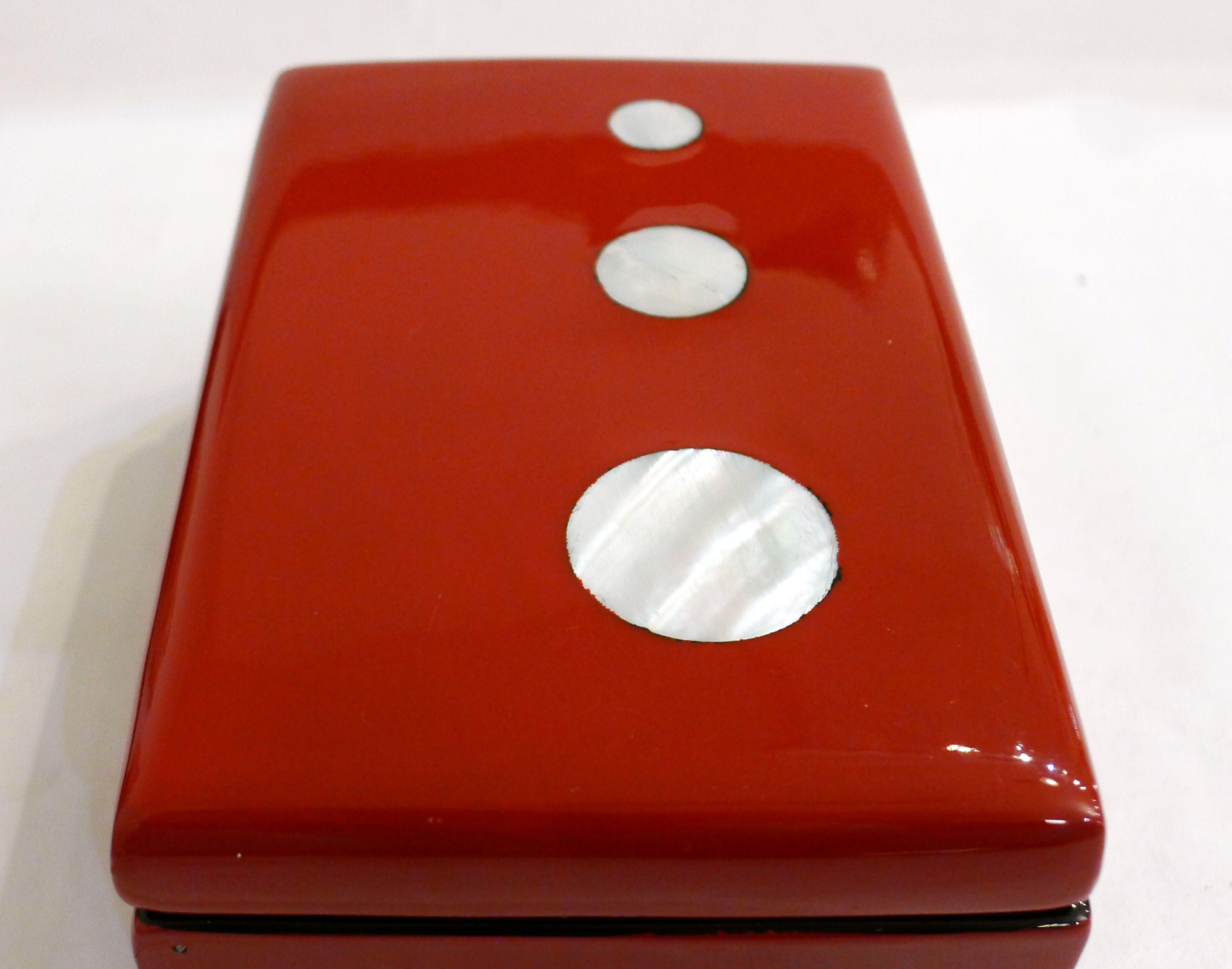 Coffret en bois laqué rouge et décor nacre
