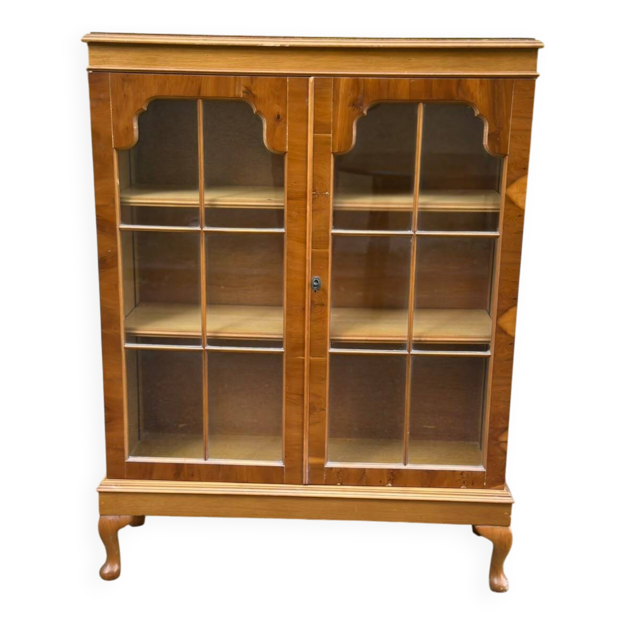 Chippendale display cabinet in wood, English Queen Anne dresser bookcase from 1960.