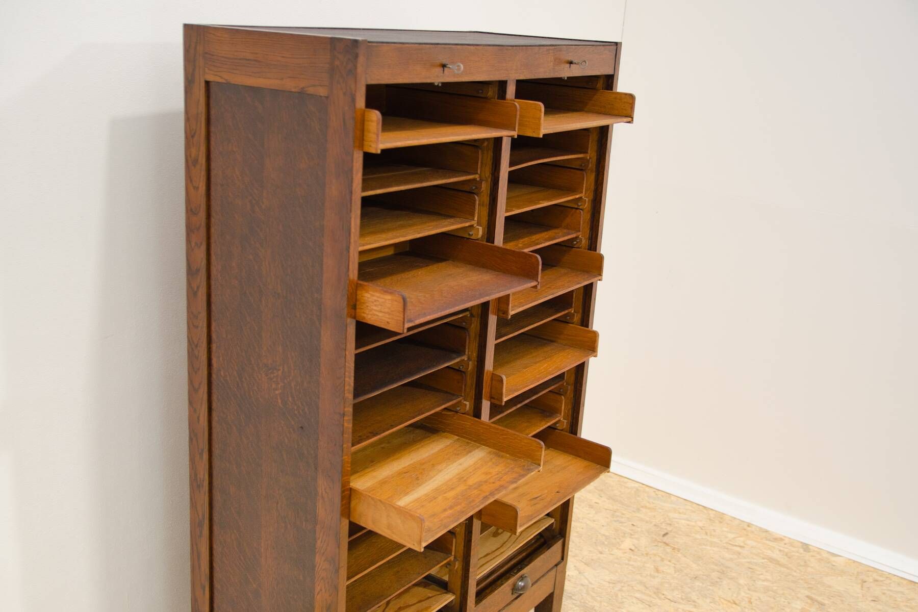 Armoire à stores moderniste, années 1930, Tchécoslovaquie