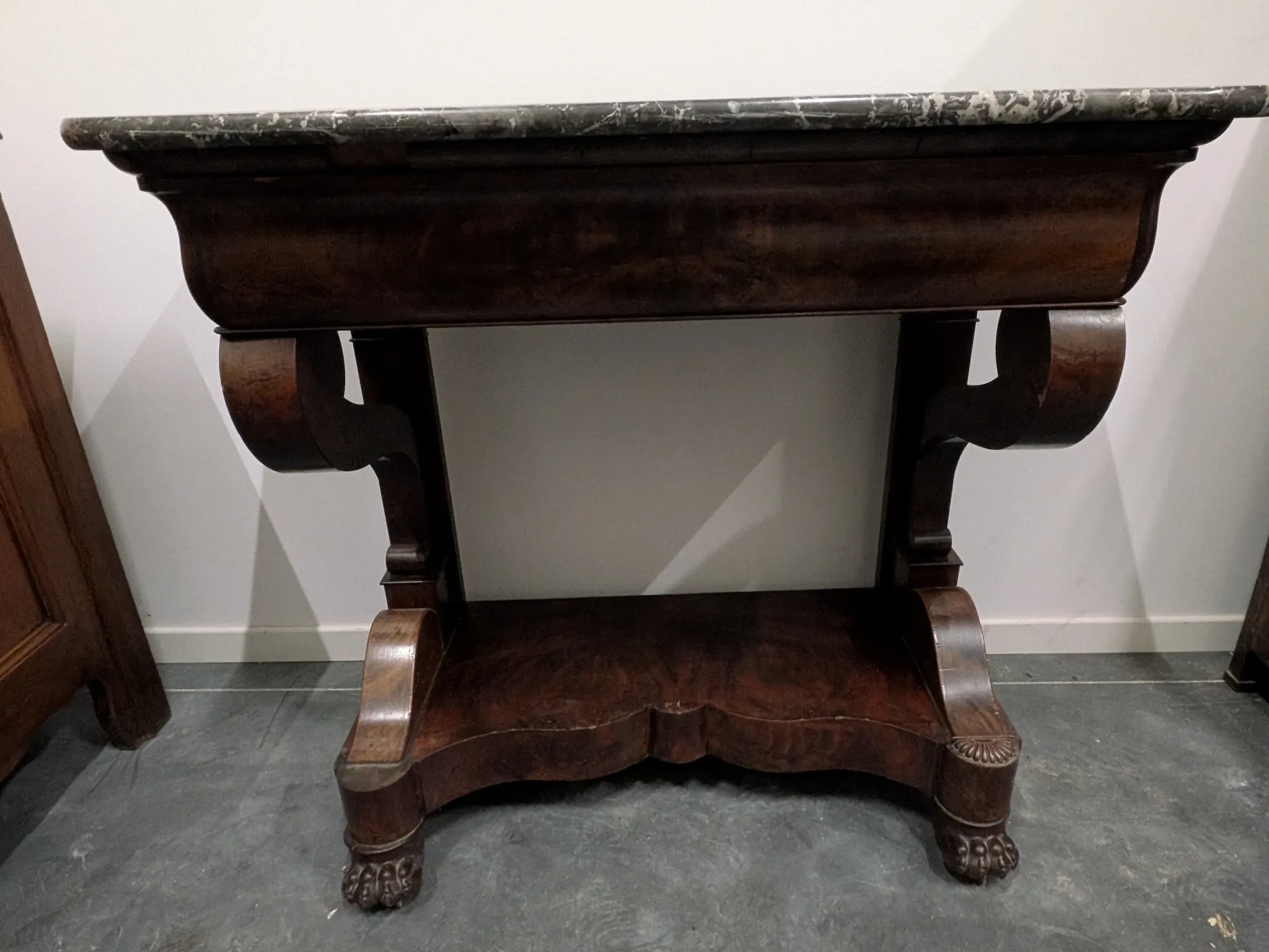 Console restored in flamed mahogany, Sainte-Anne marble, claw feet.