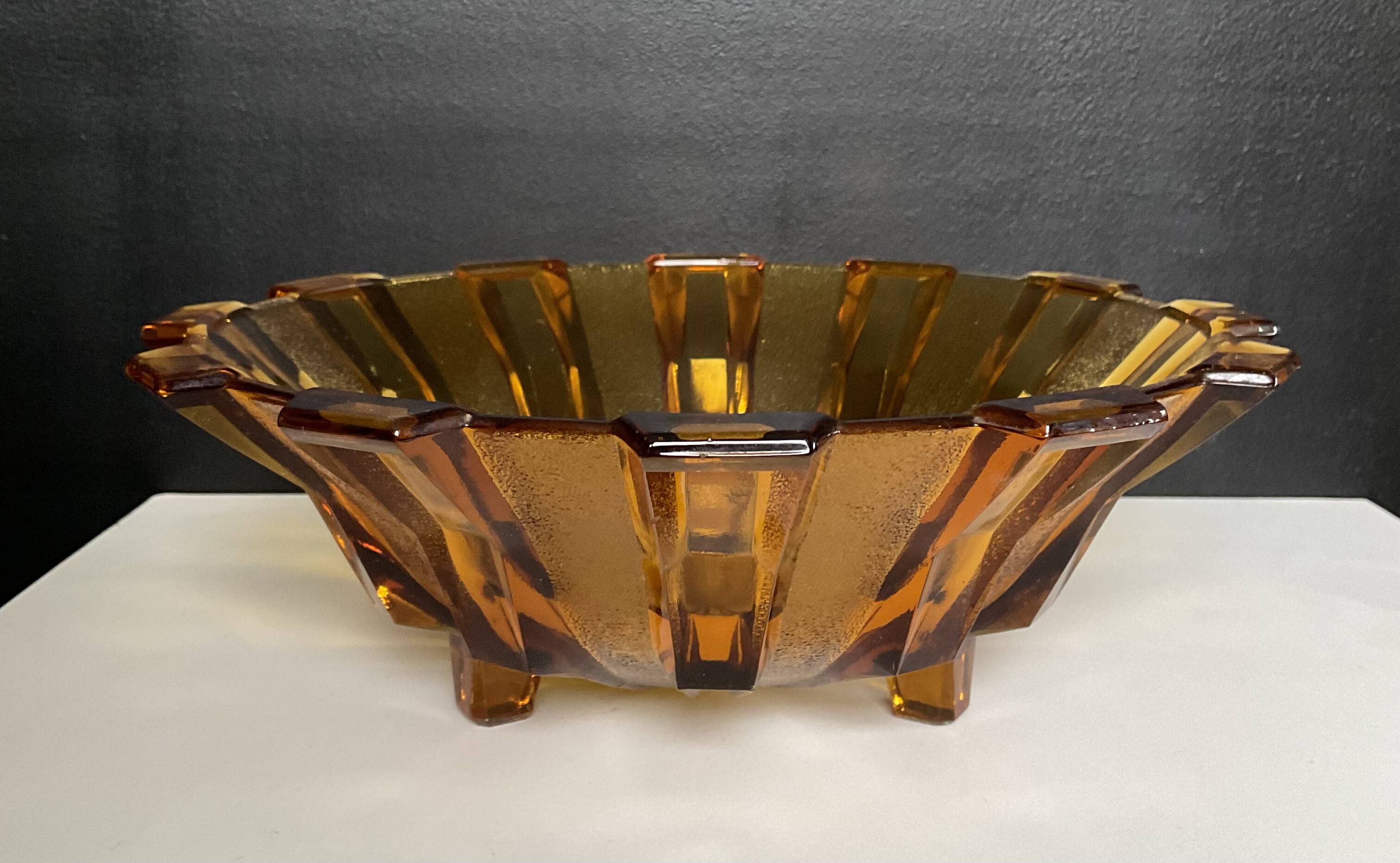 Coupe Art déco en verre ambré