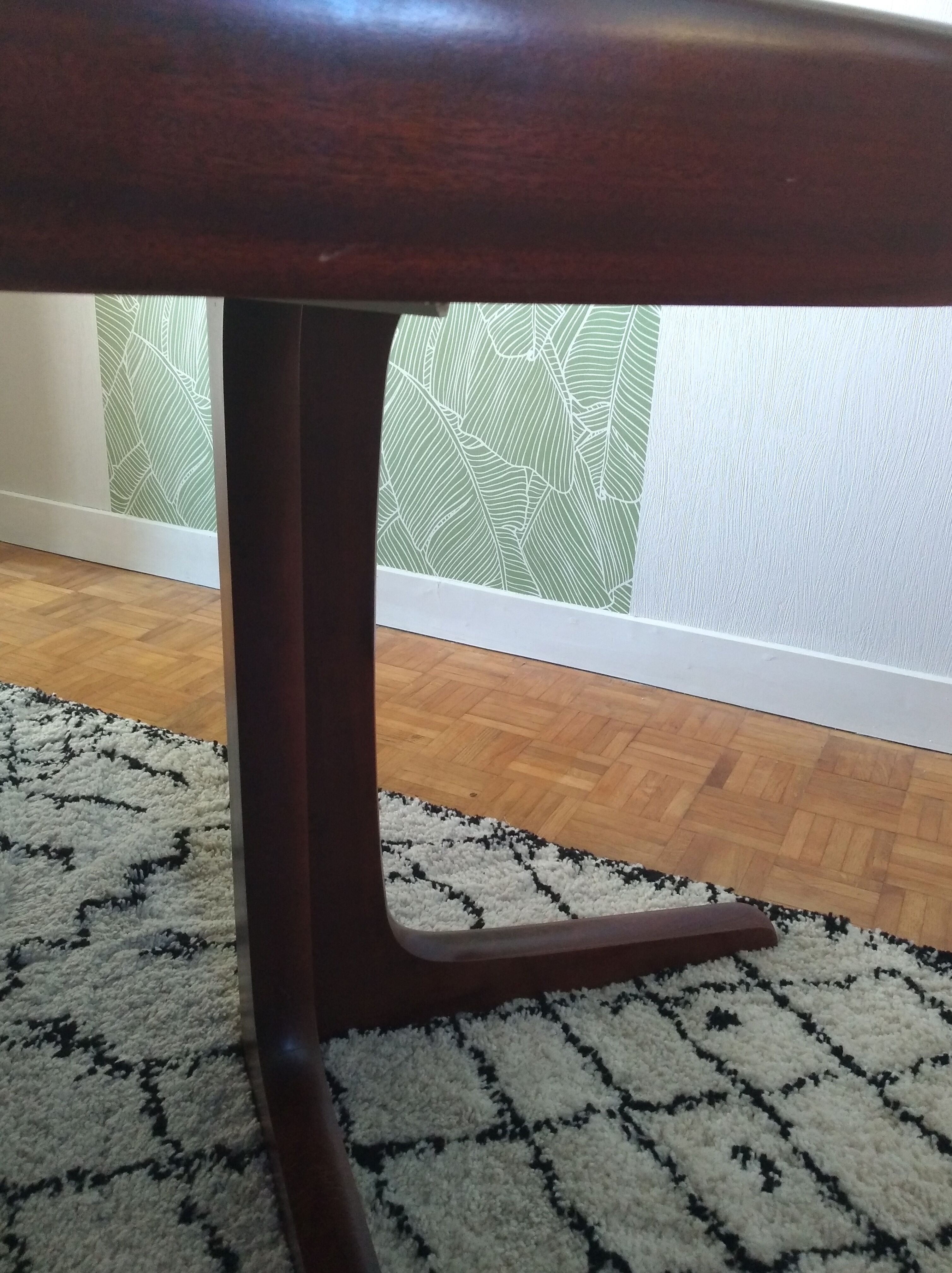 Danish extendable round table on central support