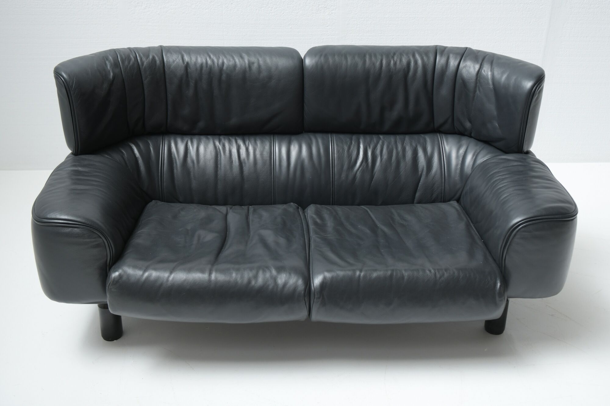 Bull sofa in grey leather by Gianfranco Frattini for Cassina 1987