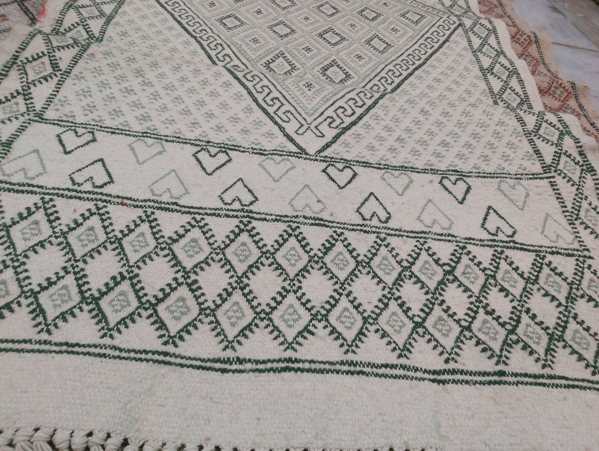 Tapis traditionnel blanc et vert fait main en pure laine