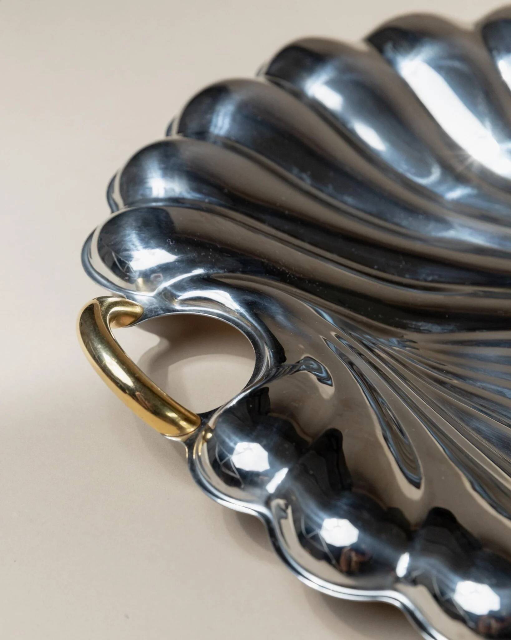 Plateau en acier inoxydable poli argenté en forme de coquillage avec poignées dorées, Becchetti Italie années 1980.