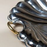 Plateau en acier inoxydable poli argenté en forme de coquillage avec poignées dorées, Becchetti Italie années 1980.