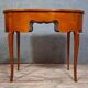 coiffeuse de style Louis XV de forme haricot , élégante et très décorative