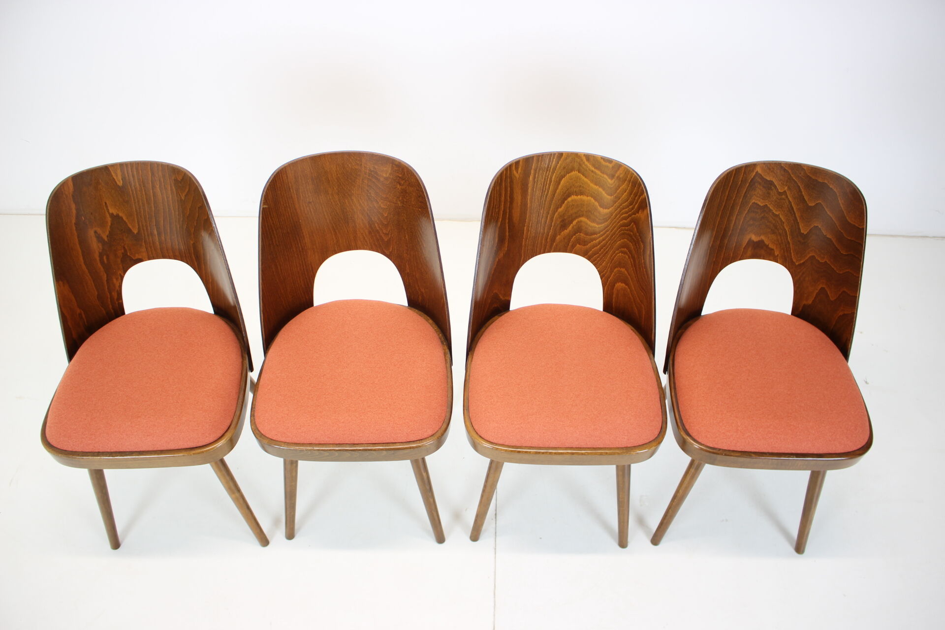 Ensemble de quatre chaises de salle à manger conçu par Oswald Haerdtl, années 1960