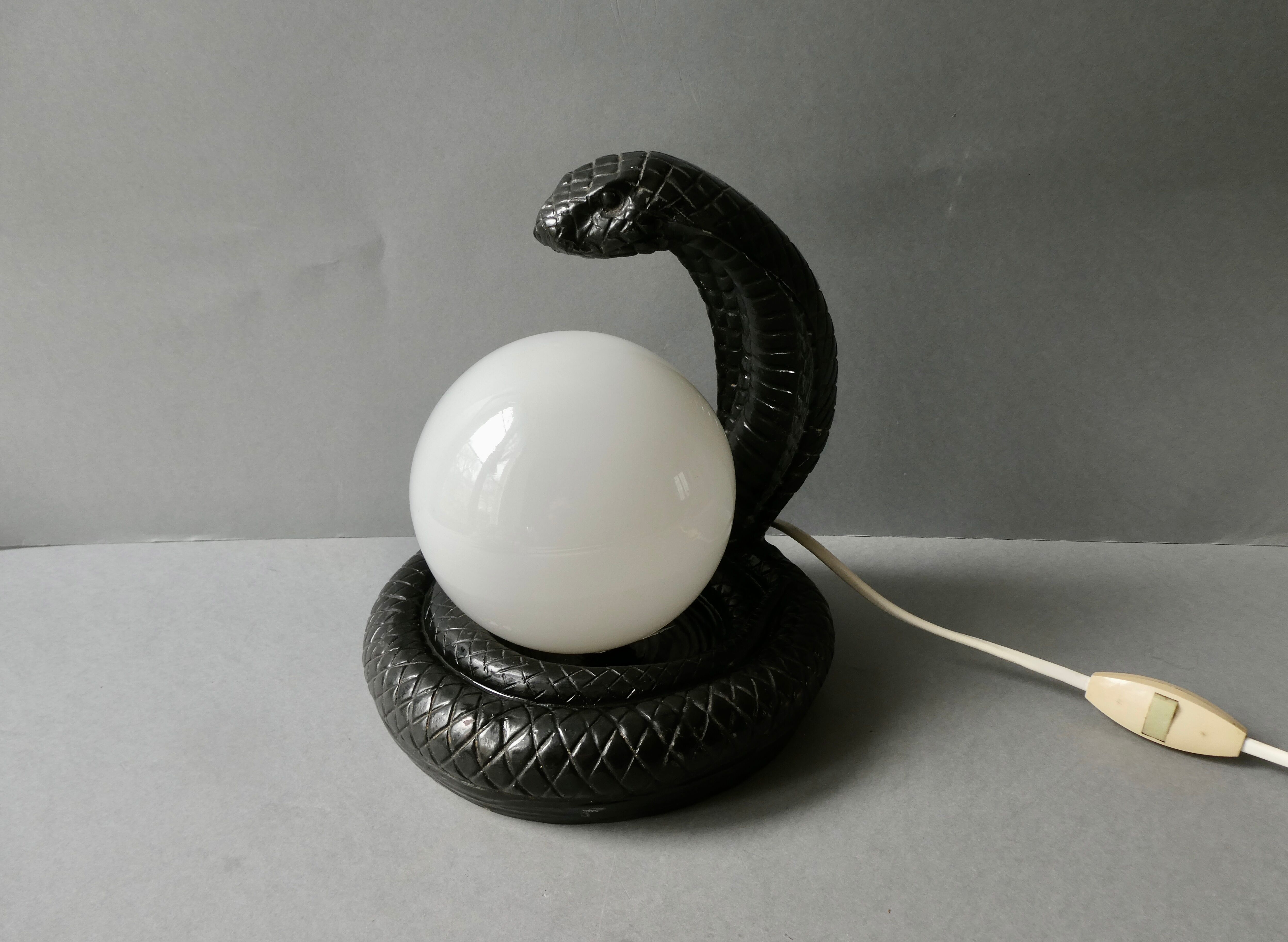 Lampe cobra noir et opaline blanche