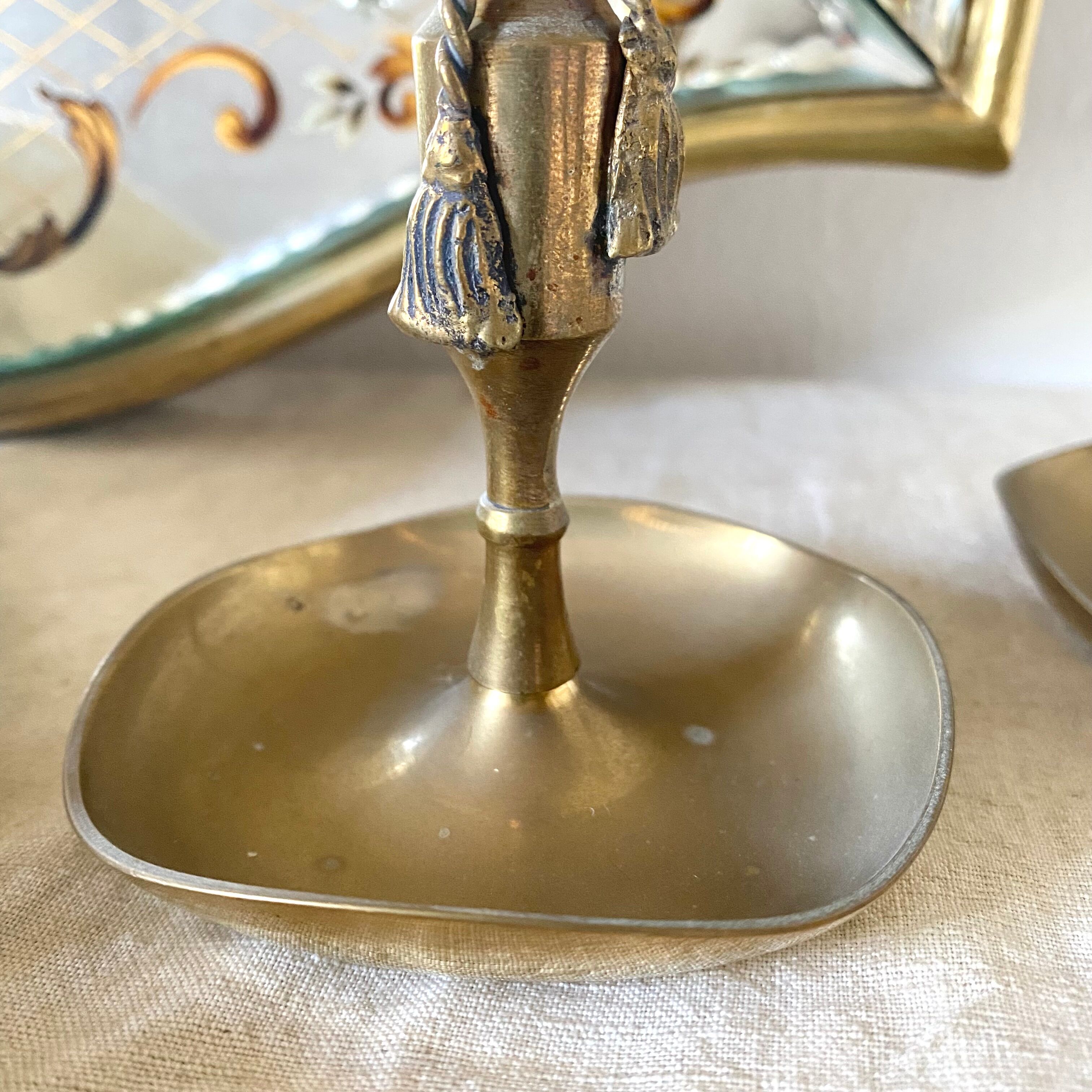 Paire de bougeoirs en laiton doré