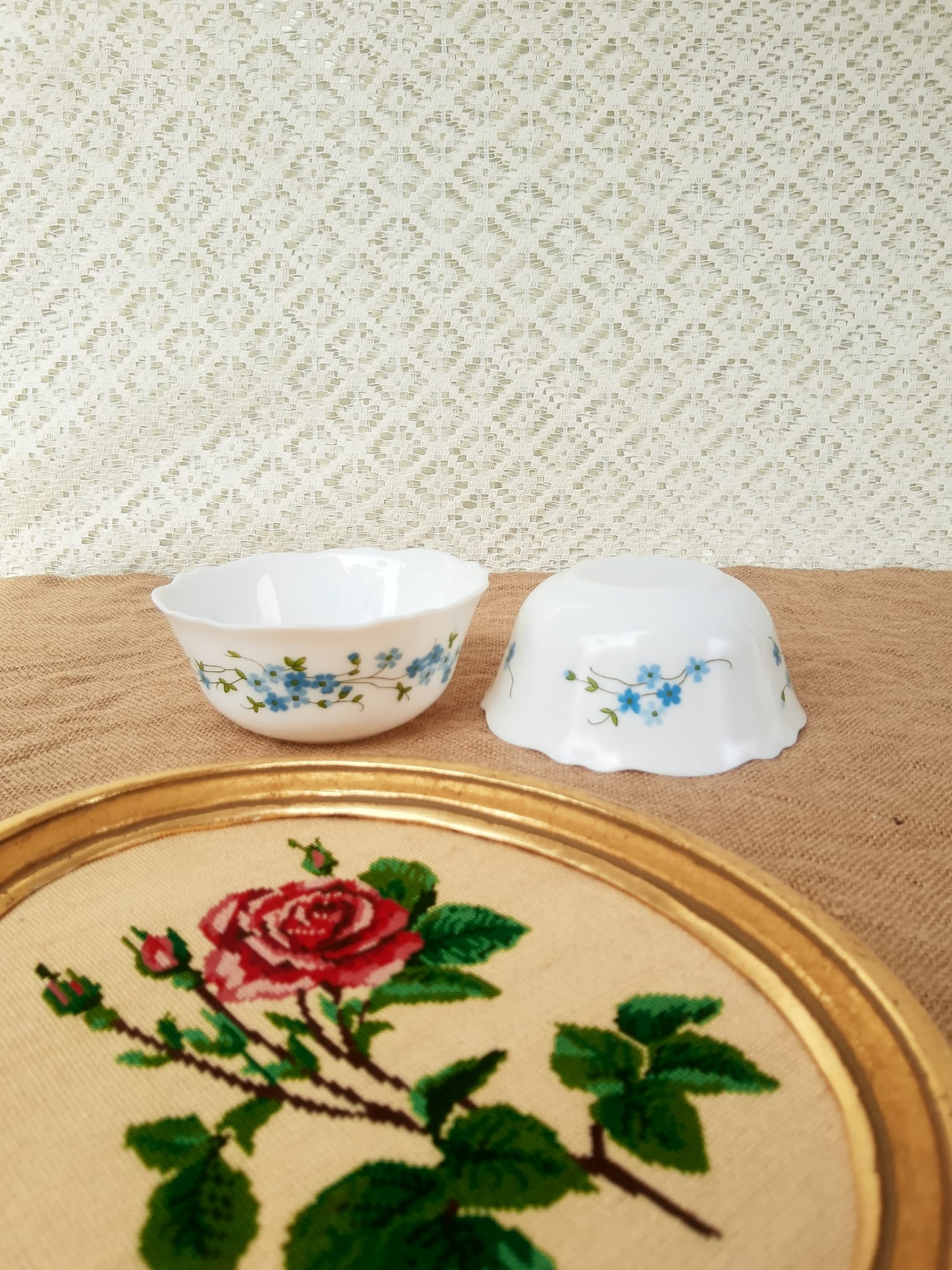 Duo of arcopal cups myosotis Veronica vintage patterns