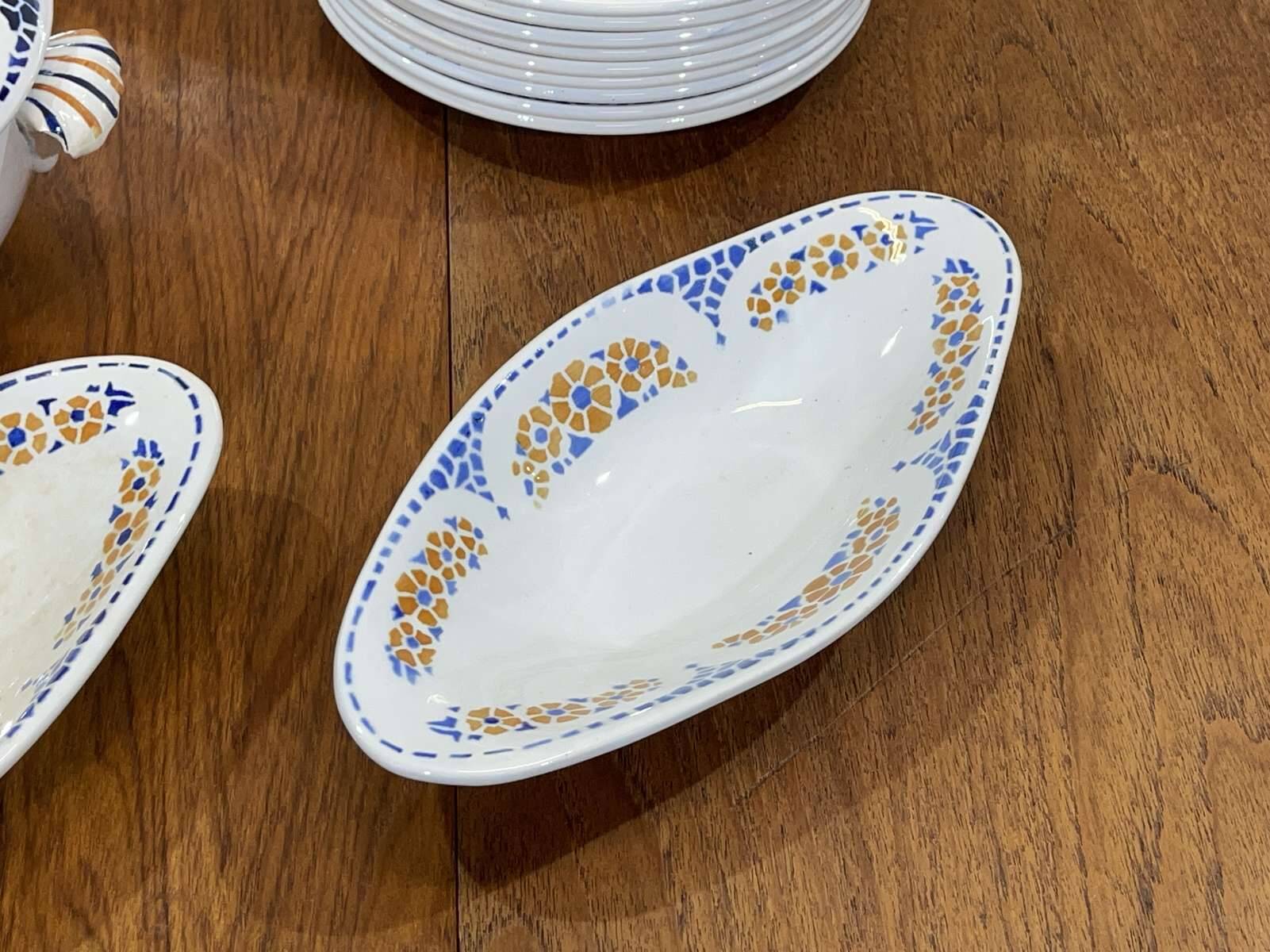 Saint Amand dinner service from the 1950s - 29 pieces.