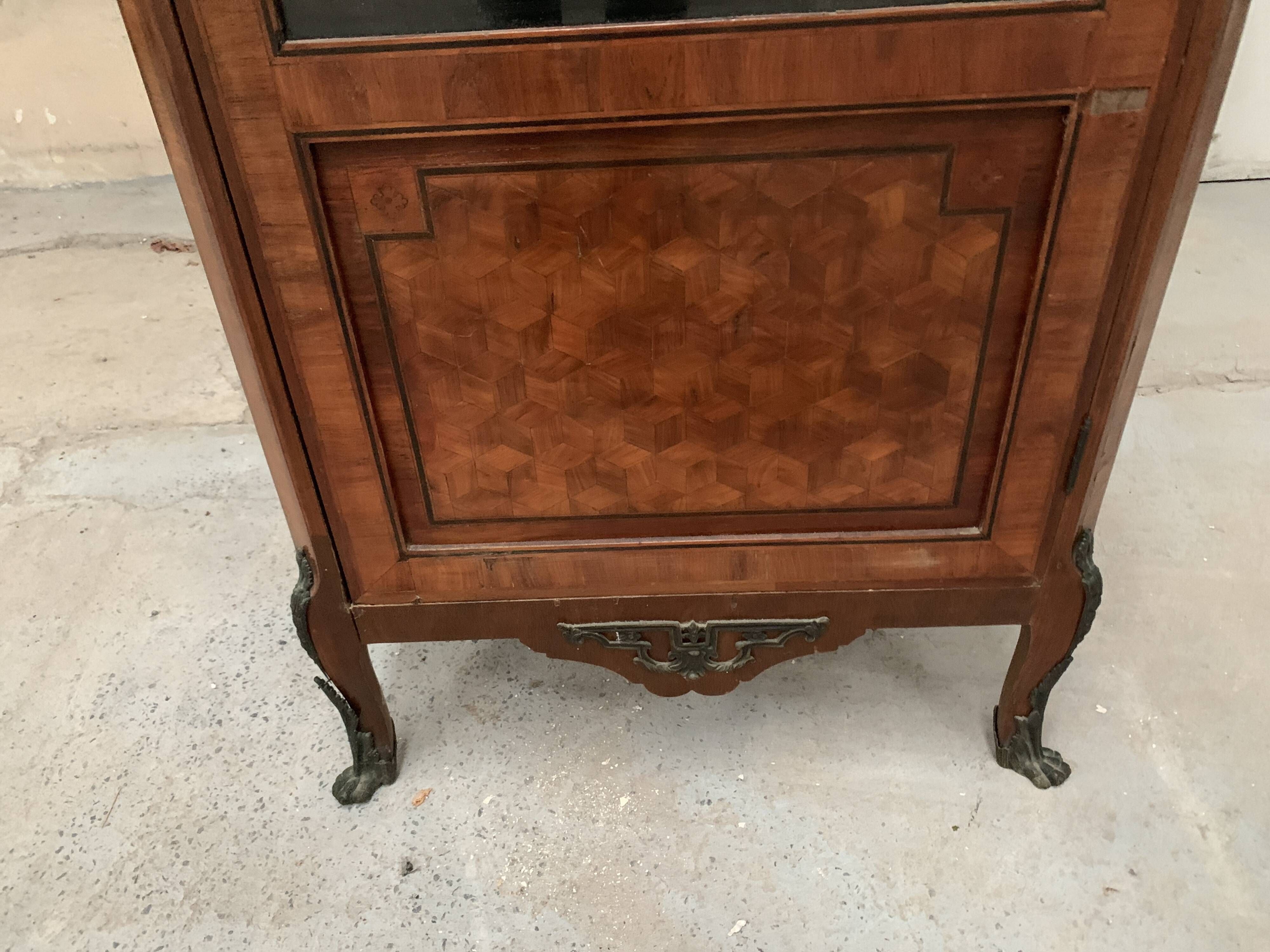 Louis XVI style one-door display case in 20th century wood marquetry
