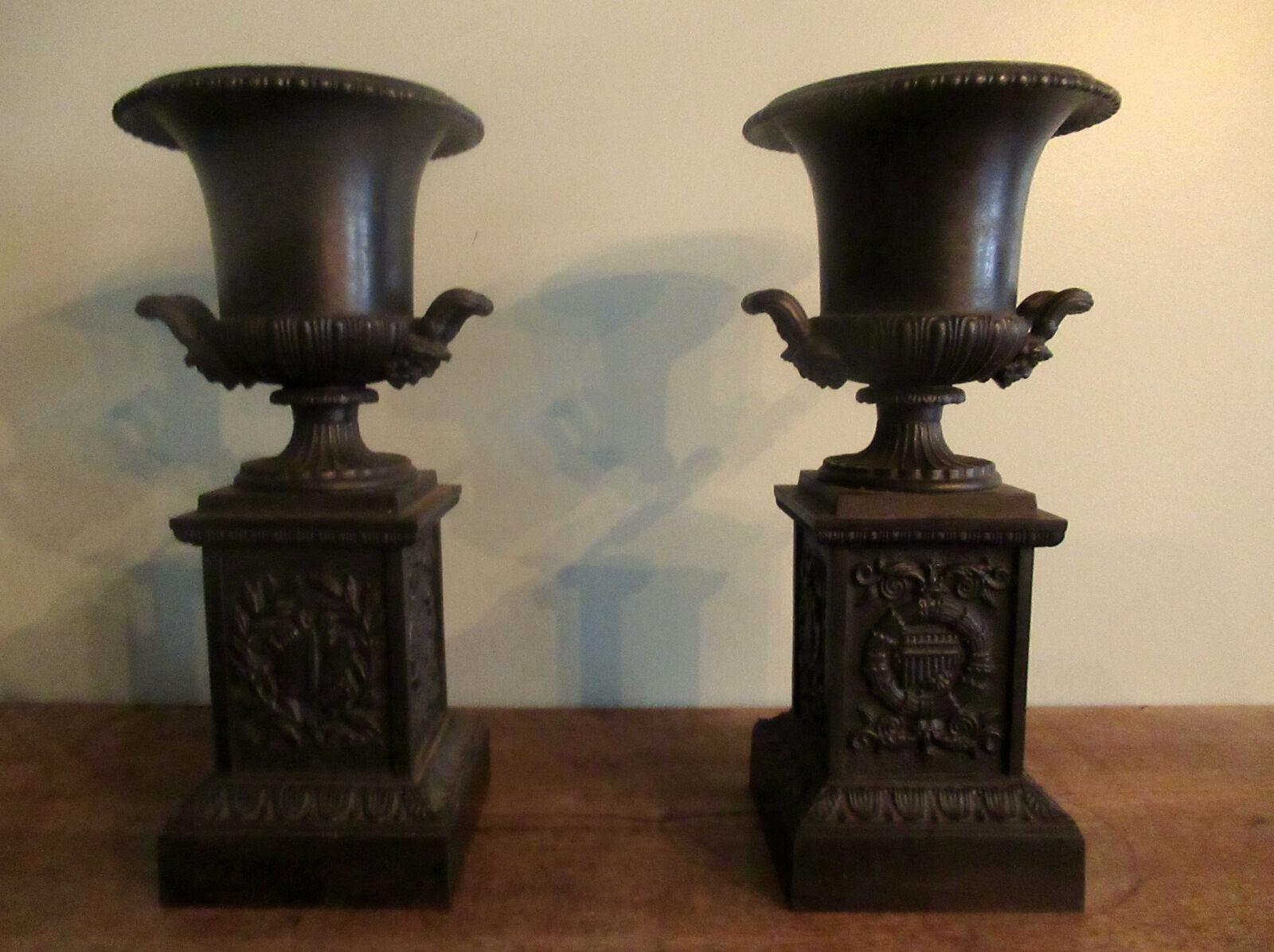 Pair of Medici vases, cast iron, on base