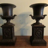 Pair of Medici vases, cast iron, on base