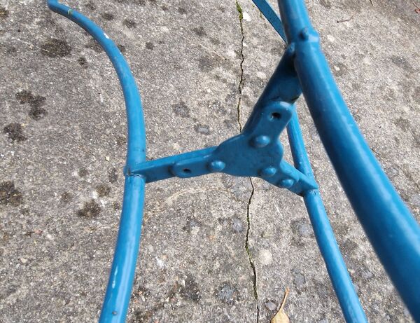 Guéridon / petite table de jardin ancienne en métal bleue