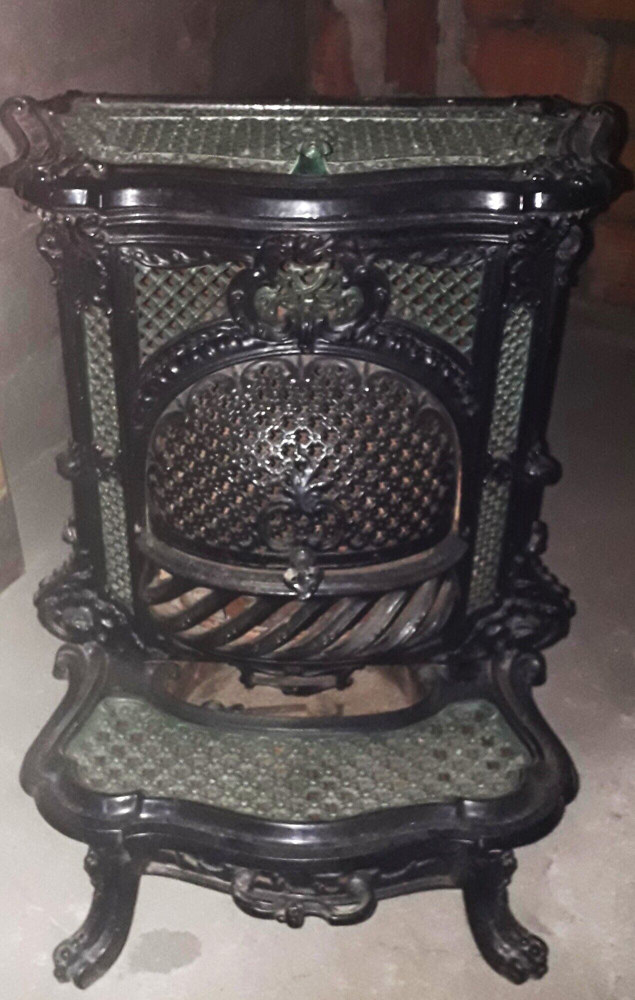 Poêle de chauffage mixte ancien 19ème siècle. Bon état à Calais