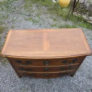 Commode galbée style Louis XV en noyer massif 